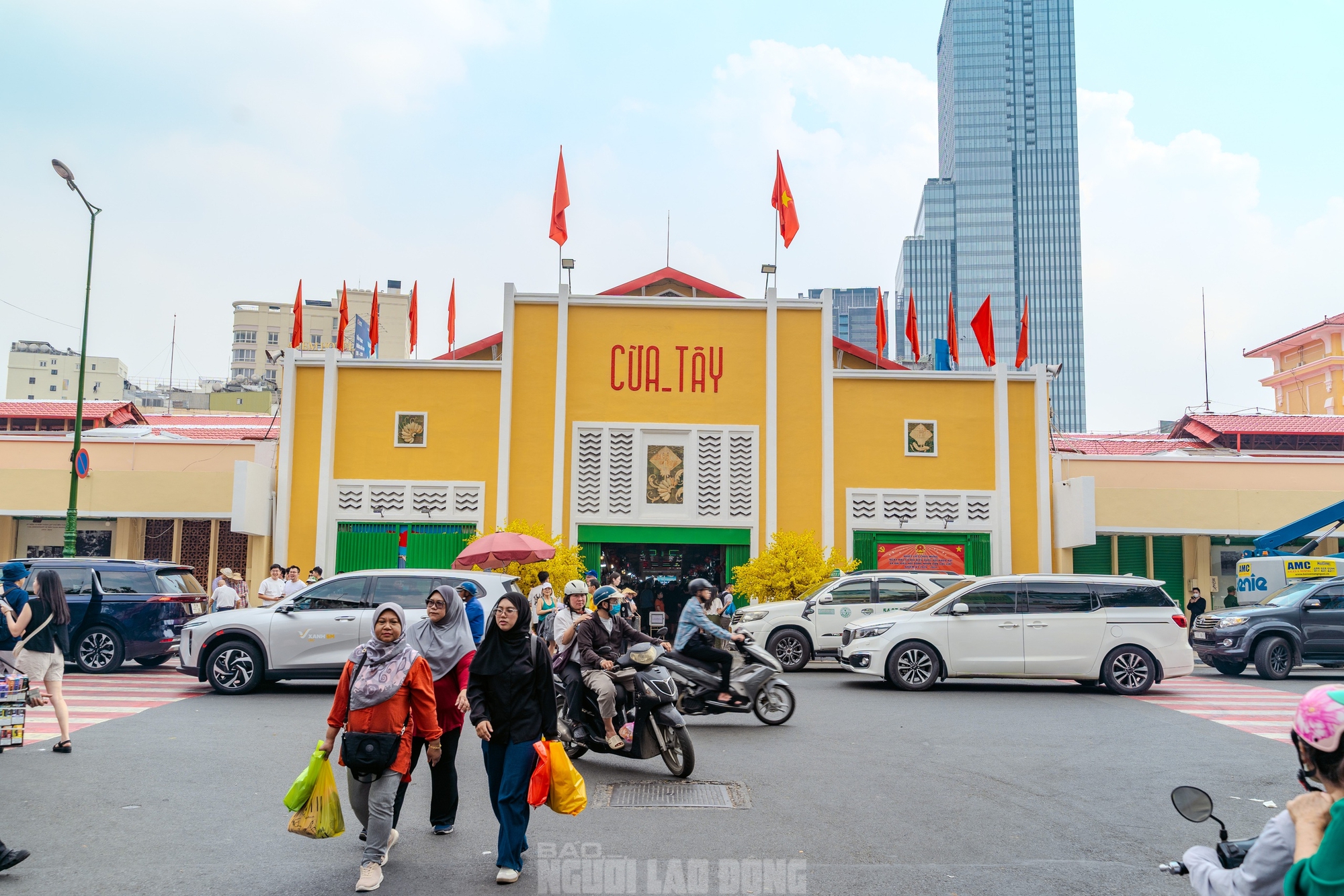 VIDEO: Người dân nói gì ở diện mạo mới của chợ Bến Thành dịp Tết Bính Ngọ? - Ảnh 13.