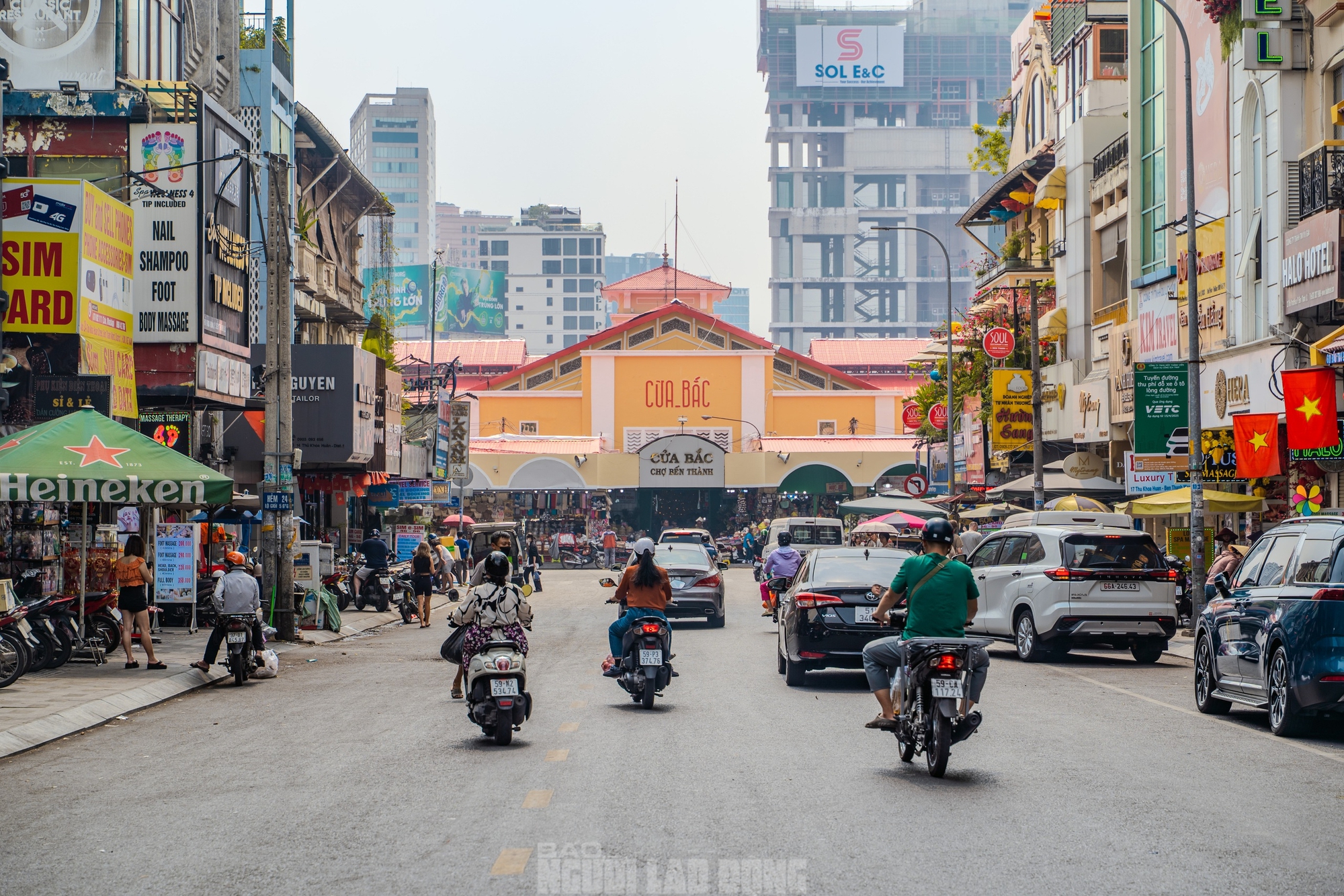 VIDEO: Người dân nói gì ở diện mạo mới của chợ Bến Thành dịp Tết Bính Ngọ? - Ảnh 15.