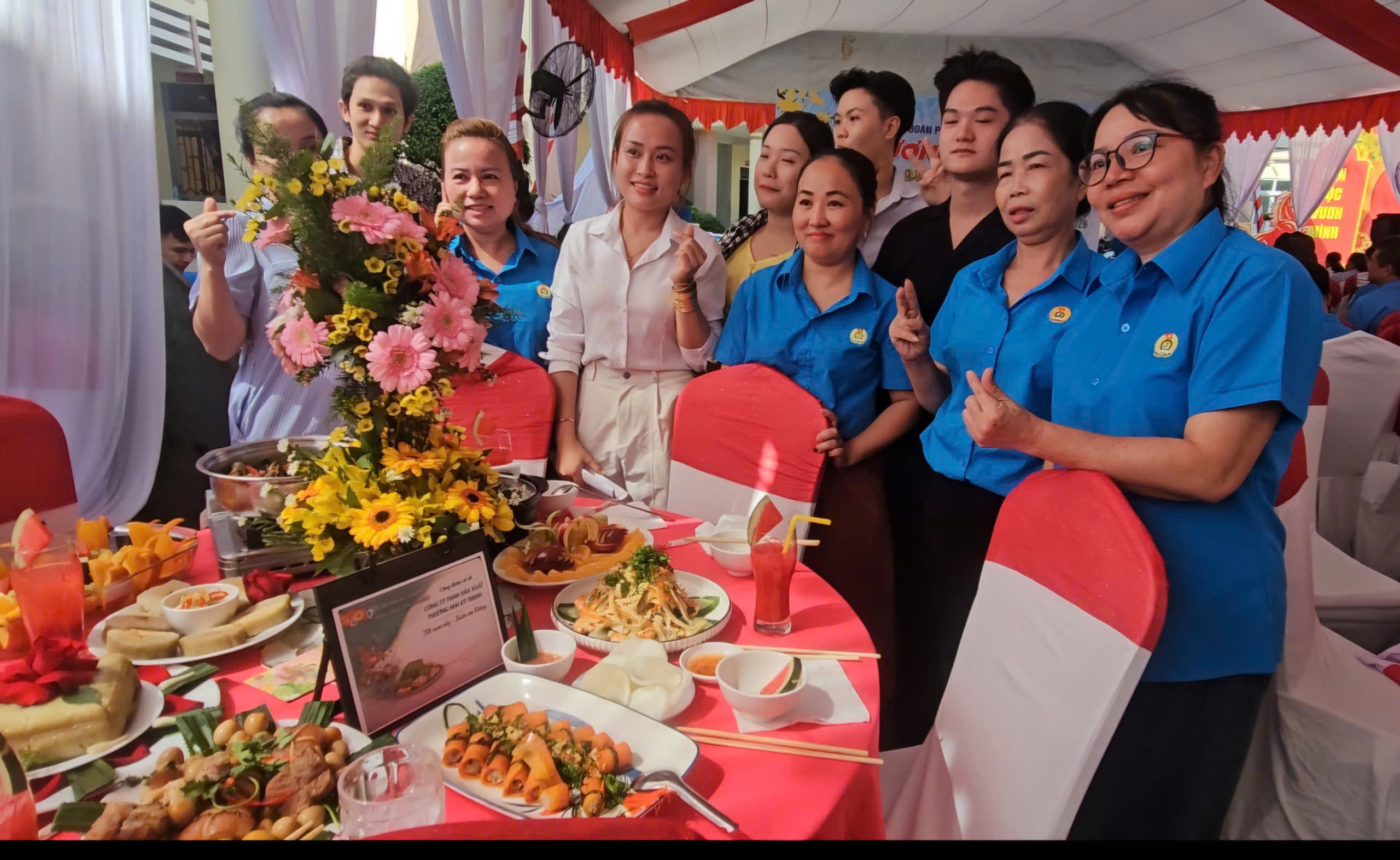 Ấm áp bữa cơm ngày Tết do Công đoàn tổ chức - Ảnh 1.