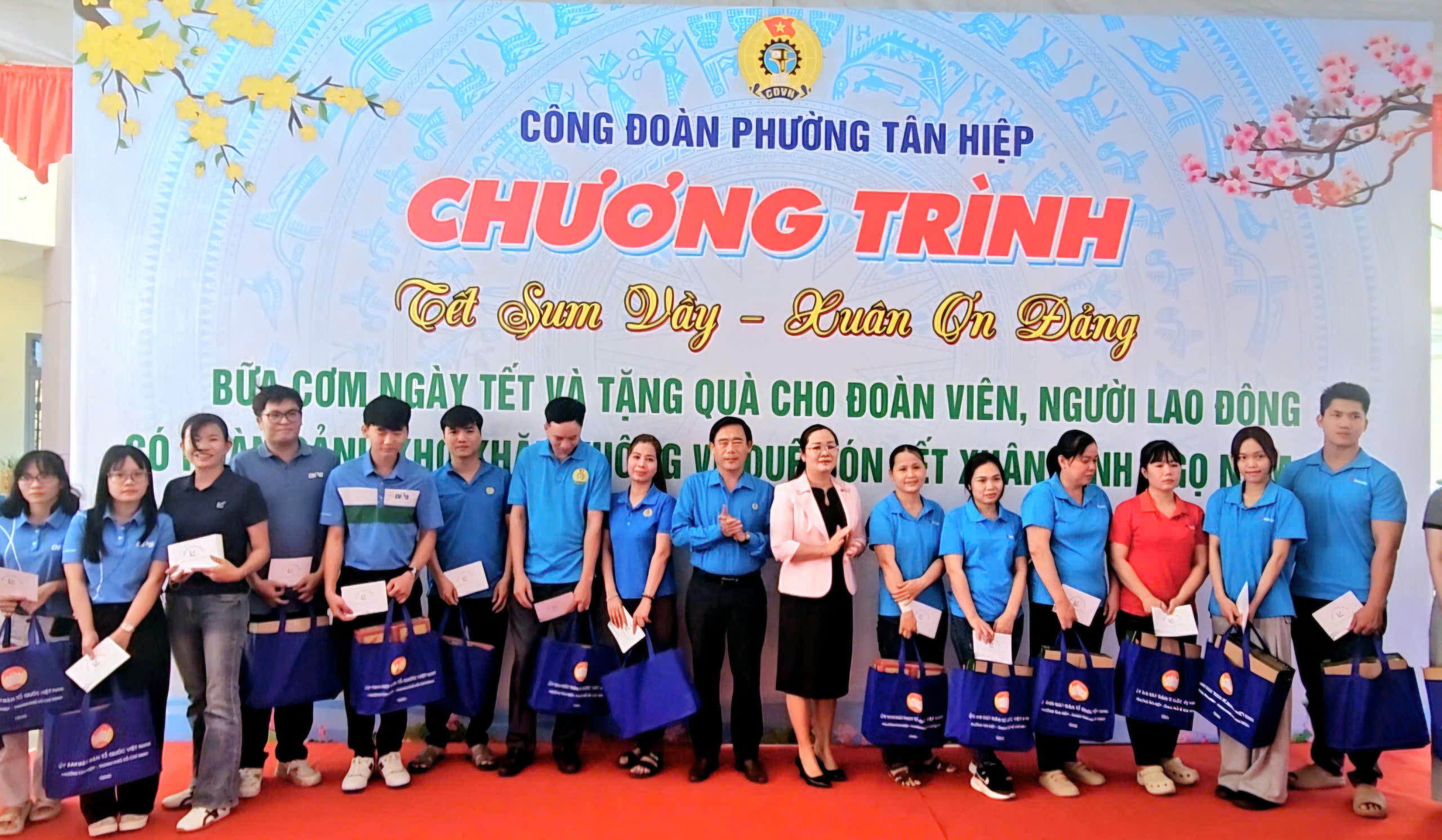 Ấm áp bữa cơm ngày Tết do Công đoàn tổ chức - Ảnh 4.