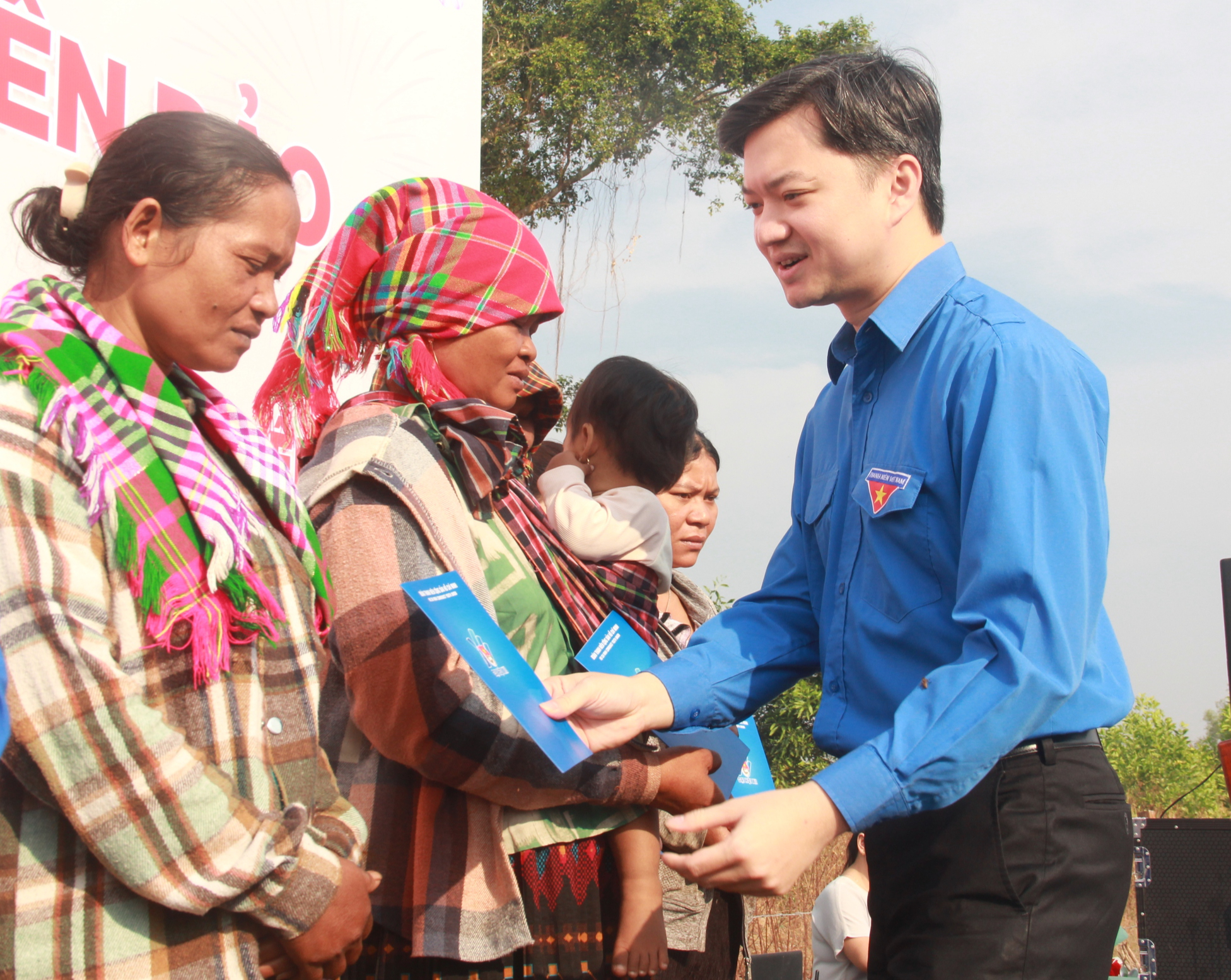 Lan tỏa tinh thần trách nhiệm của tuổi trẻ từ chương trình “Xuân Biên giới - Tết biển đảo” - Ảnh 1.