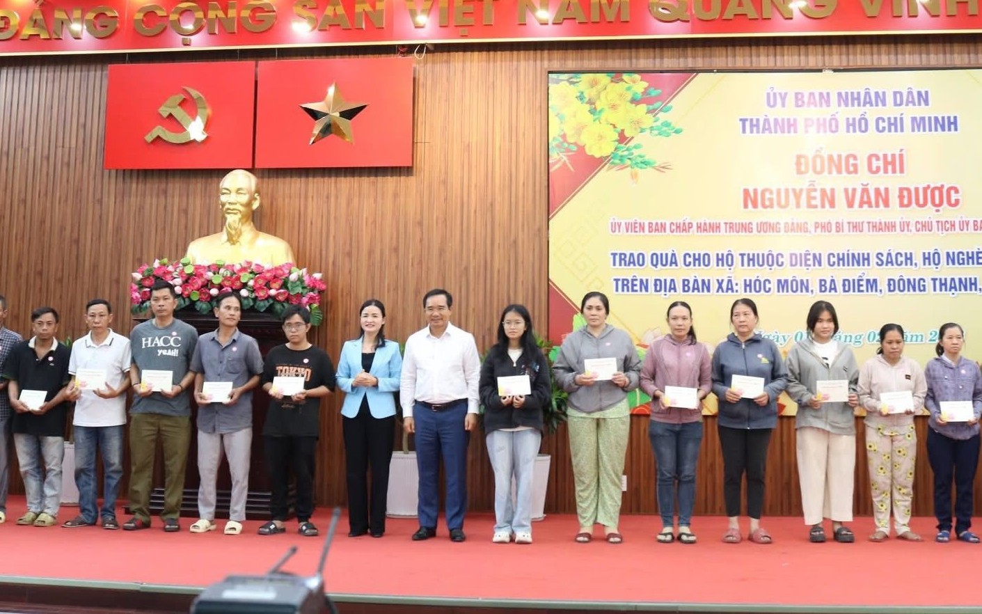 Chủ tịch UBND TPHCM tặng quà tết cho người dân 4 xã Hóc Môn, Bà Điểm, Đông Thạnh, Xuân Thới Sơn
