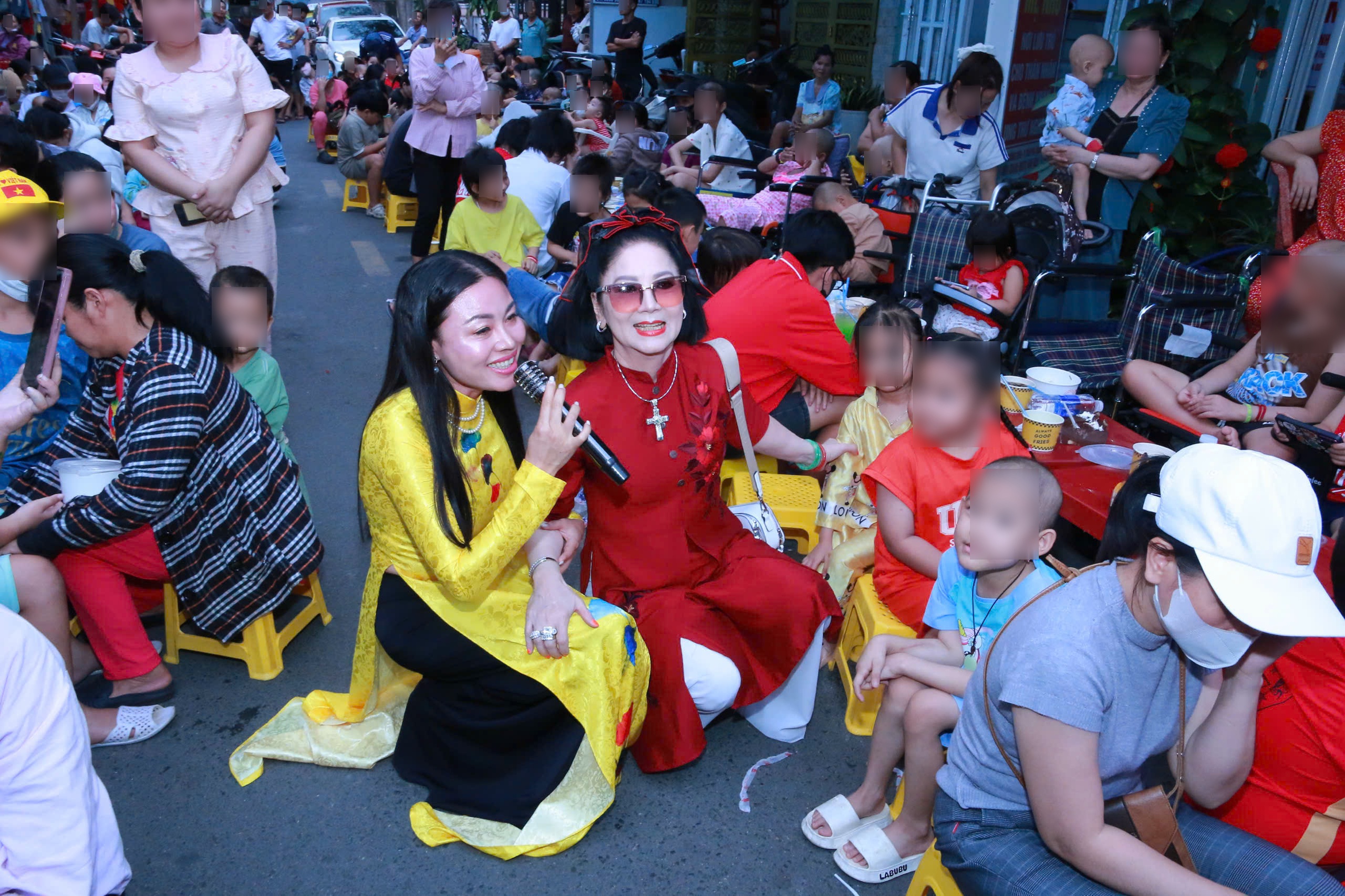 Hoa hậu Dạ Minh Ch&acirc;u biểu diễn nghệ thuật, trao qu&agrave; cho trẻ mắc bệnh ung thư - Ảnh 3.