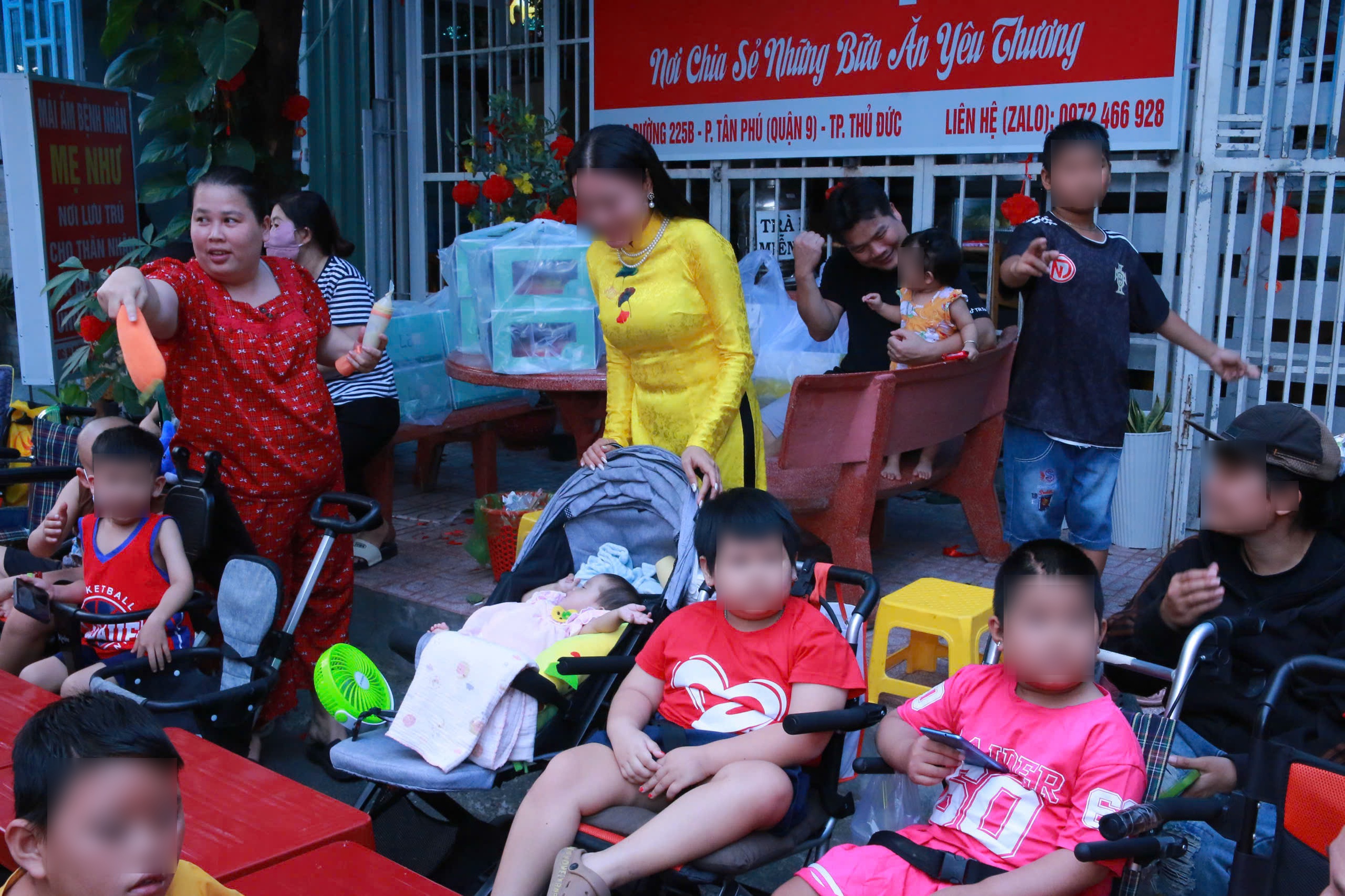 Hoa hậu Dạ Minh Ch&acirc;u biểu diễn nghệ thuật, trao qu&agrave; cho trẻ mắc bệnh ung thư - Ảnh 4.