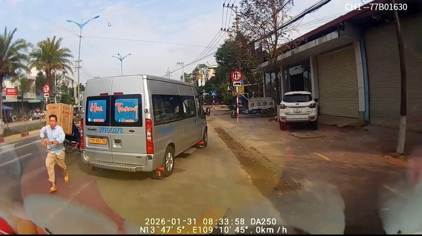 Gia Lai: T&agrave;i xế xe kh&aacute;ch bị đồng nghiệp chặn đường, h&agrave;nh hung giữa phố - Ảnh 3.
