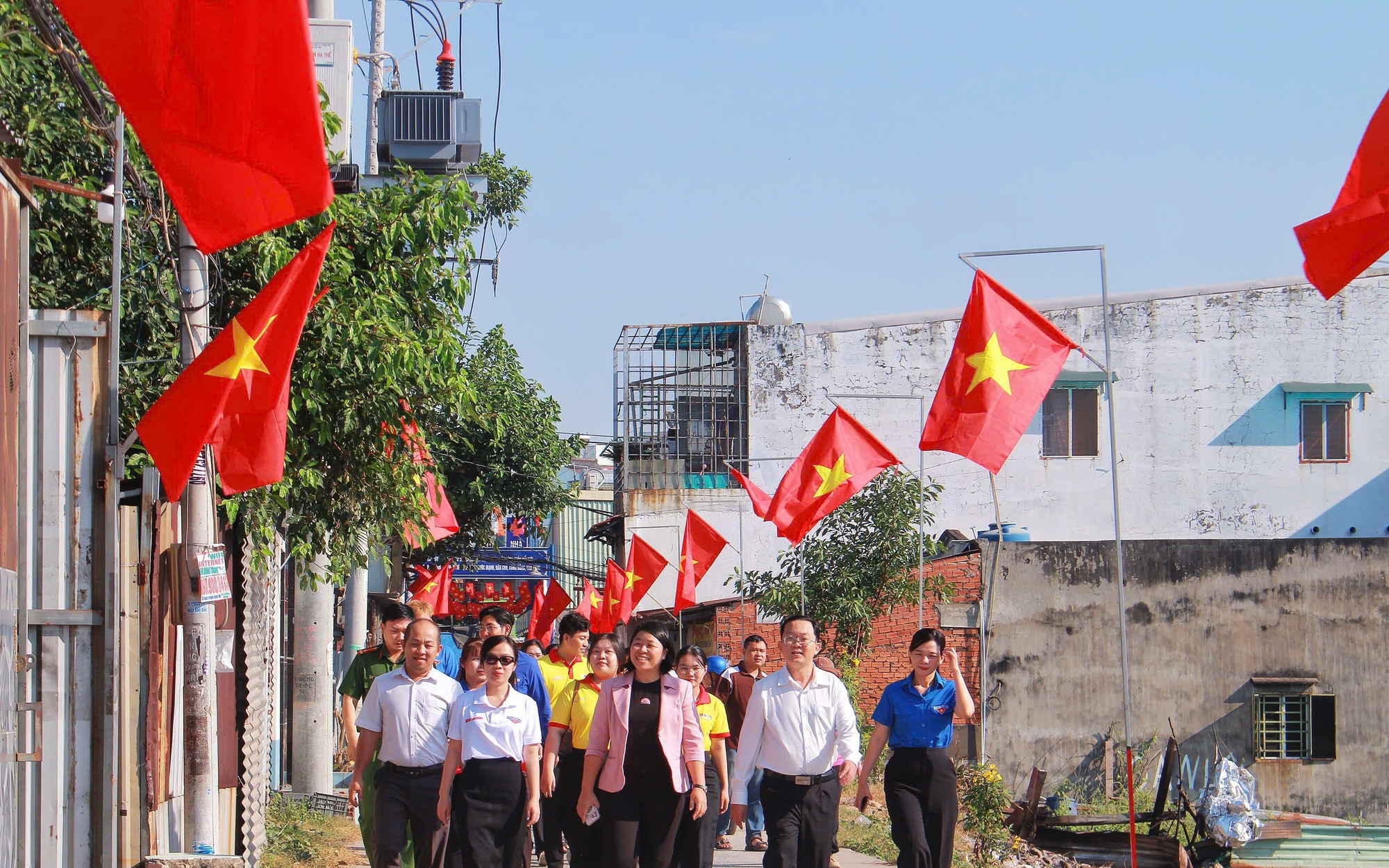Cờ đỏ sao vàng thắp lên niềm vui đầu xuân ở xã Tân Vĩnh Lộc, TPHCM