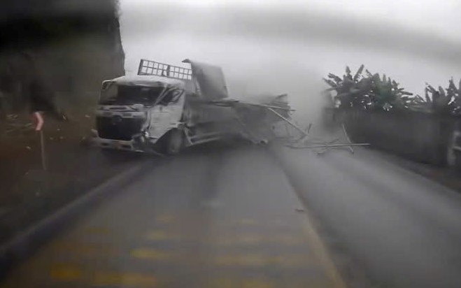 VIDEO: Xe tải nghi mất phanh ở đèo Đá Trắng, tài xế đánh lái tránh nhiều xe rồi tông vách núi
