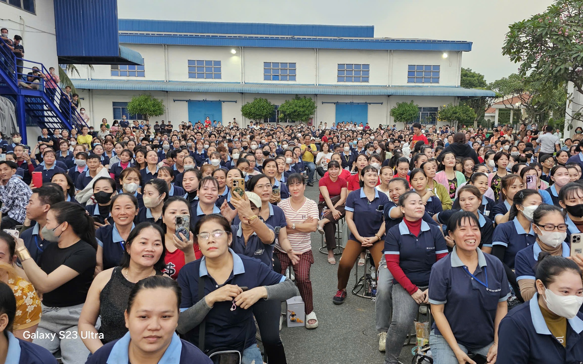 Công nhân trúng hàng trăm phần quà tại chương trình bốc thăm trúng thưởng cuối năm