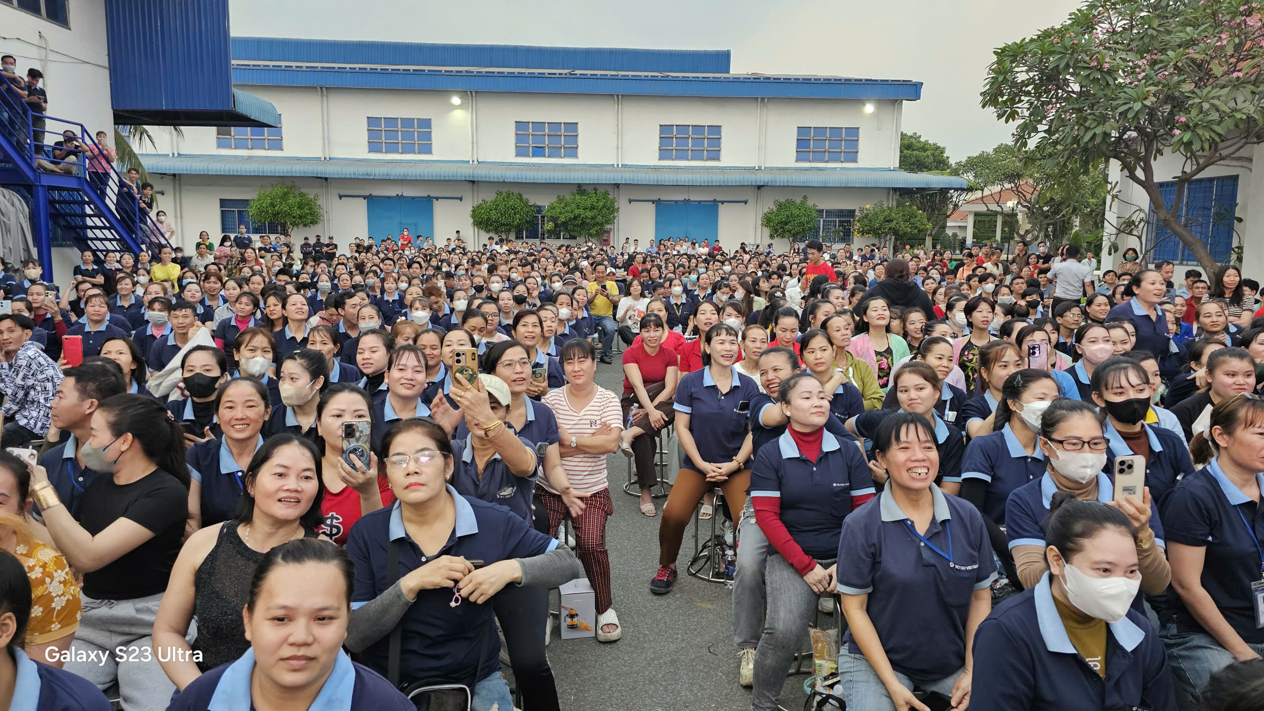 Công nhân trúng hàng trăm phần quà tại chương trình bốc thăm trúng thưởng cuối năm - Ảnh 2.