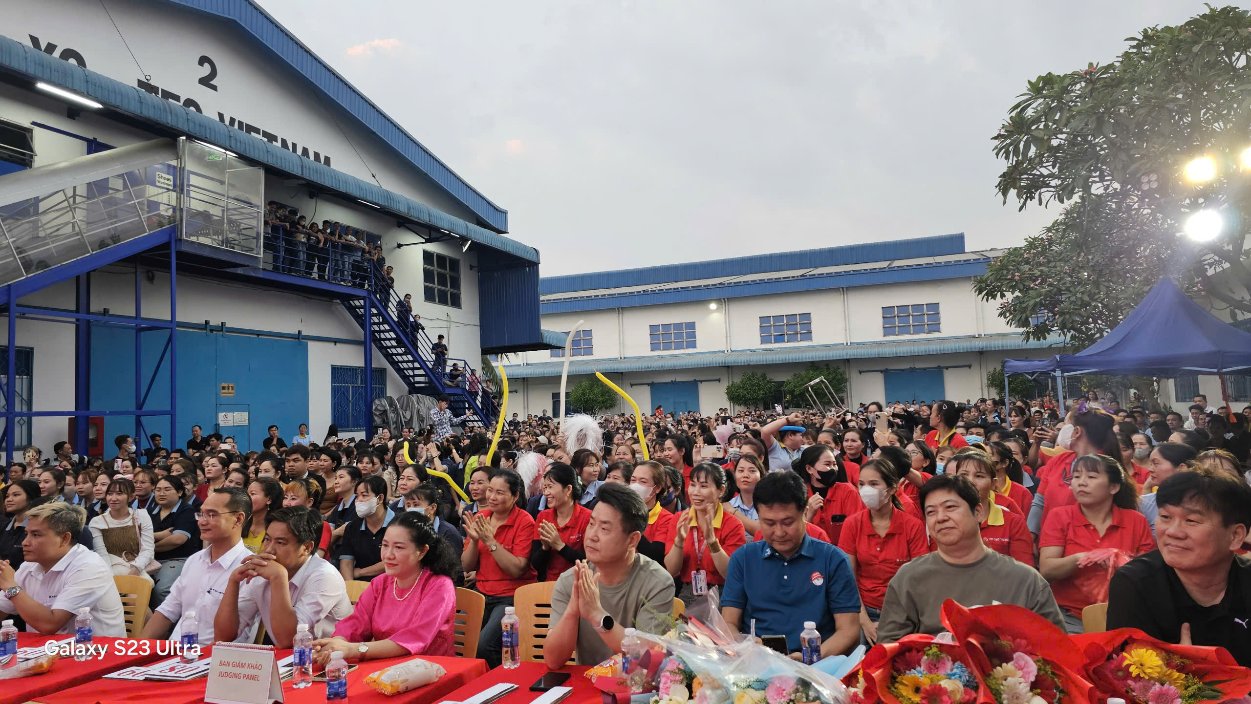 Công nhân trúng hàng trăm phần quà tại chương trình bốc thăm trúng thưởng cuối năm - Ảnh 1.