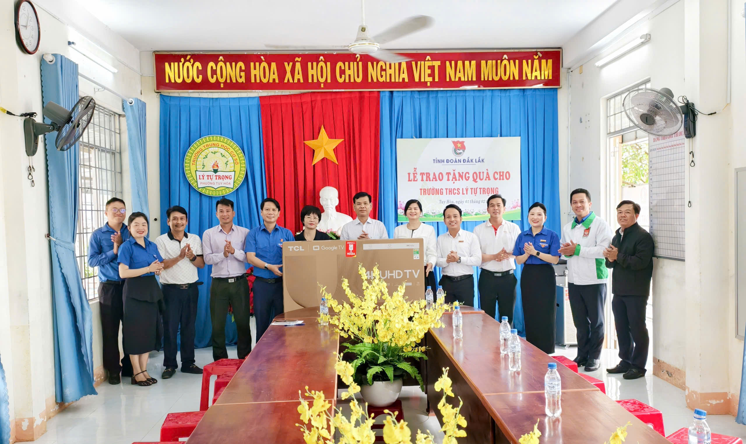 Đo&agrave;n thanh ni&ecirc;n B&aacute;o Người Lao Động hỗ trợ học sinh kh&oacute; khăn ở Đ&ocirc;ng Đắk Lắk - Ảnh 2.
