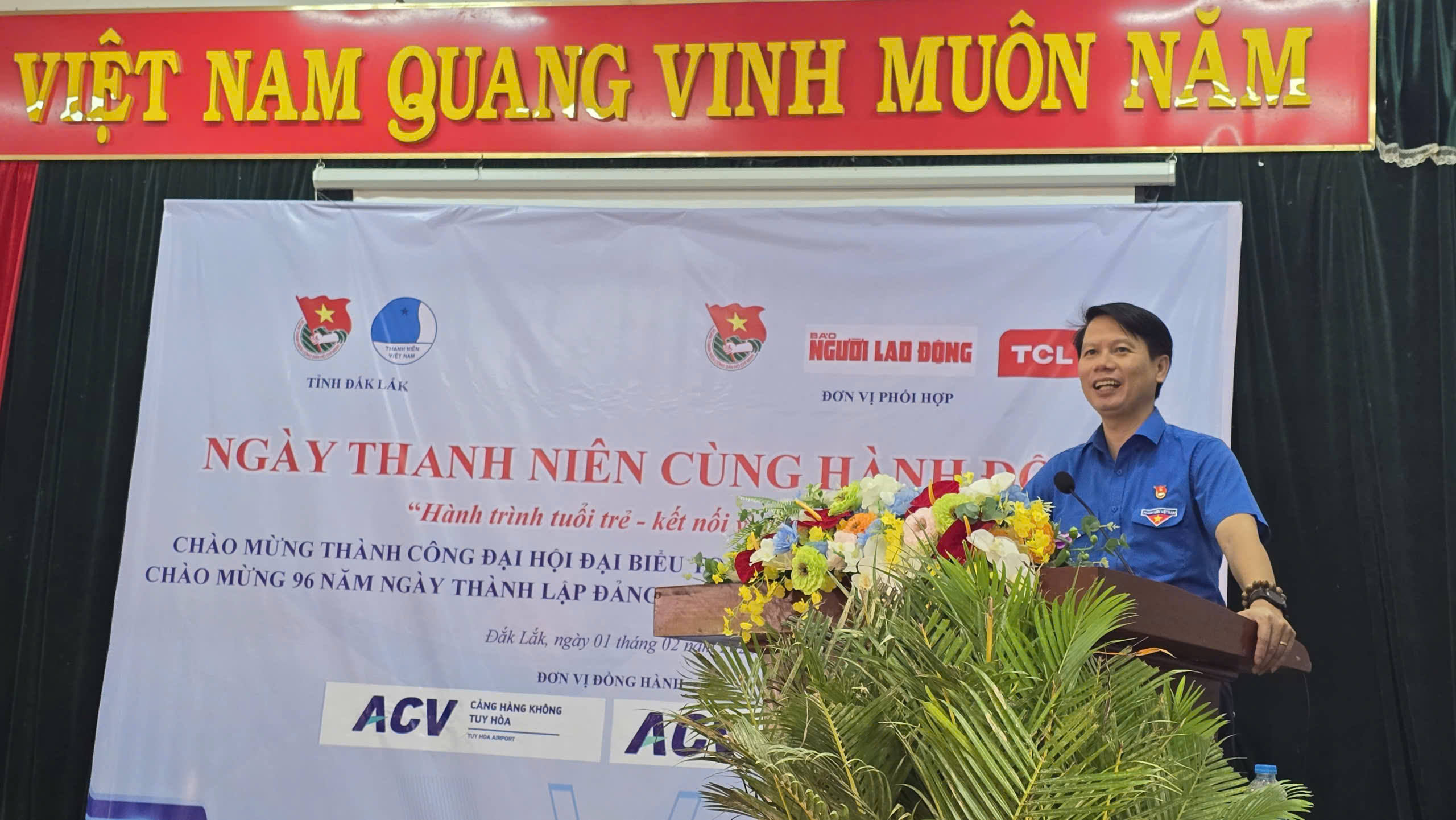 Đo&agrave;n thanh ni&ecirc;n B&aacute;o Người Lao Động hỗ trợ học sinh kh&oacute; khăn ở Đ&ocirc;ng Đắk Lắk - Ảnh 4.
