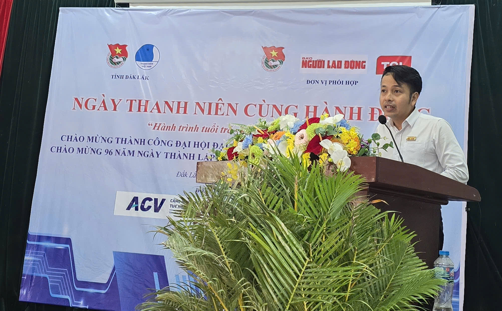 Đo&agrave;n thanh ni&ecirc;n B&aacute;o Người Lao Động hỗ trợ học sinh kh&oacute; khăn ở Đ&ocirc;ng Đắk Lắk - Ảnh 6.