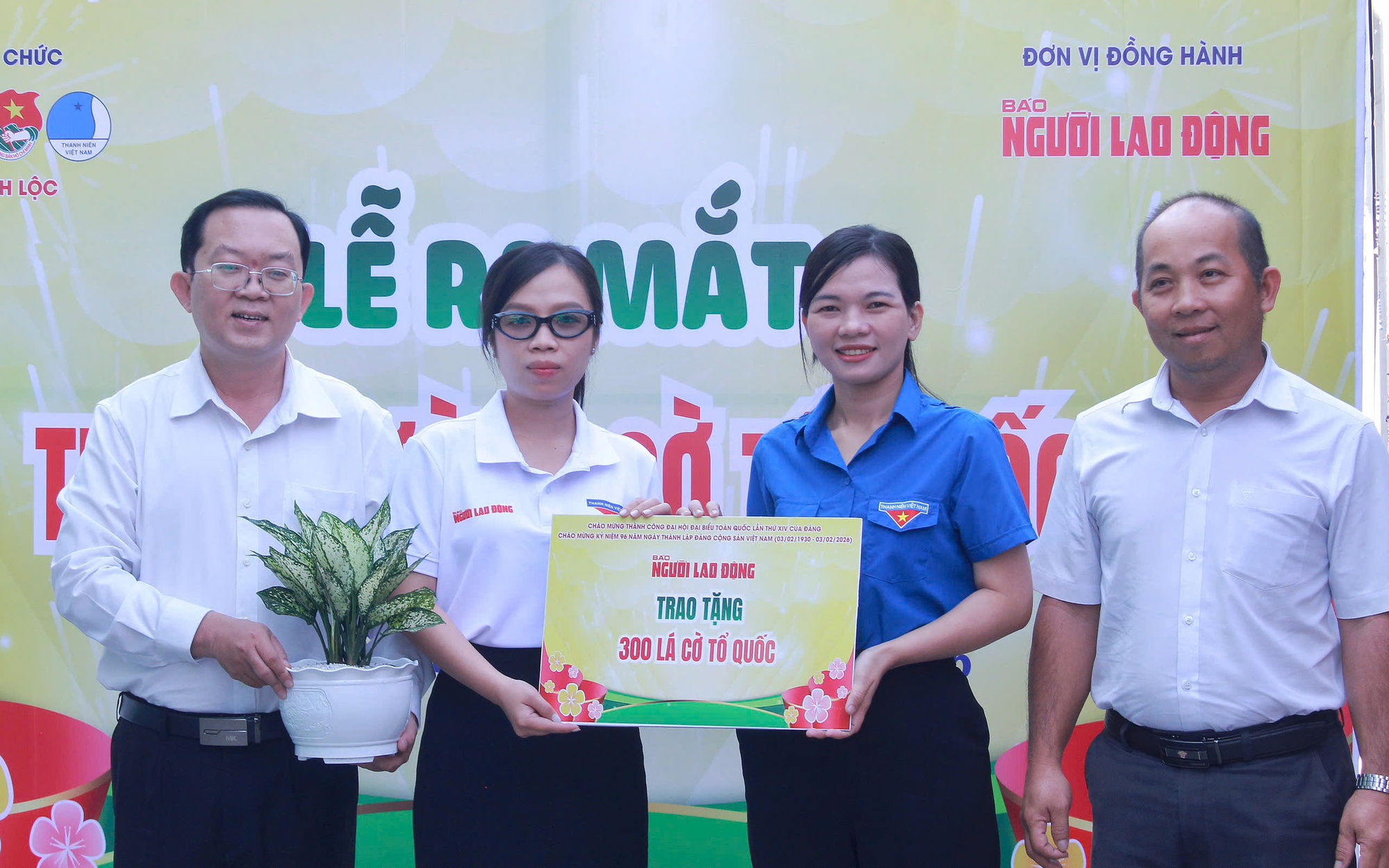 TPHCM: Trao tặng 300 lá cờ Tổ quốc tại xã Tân Vĩnh Lộc