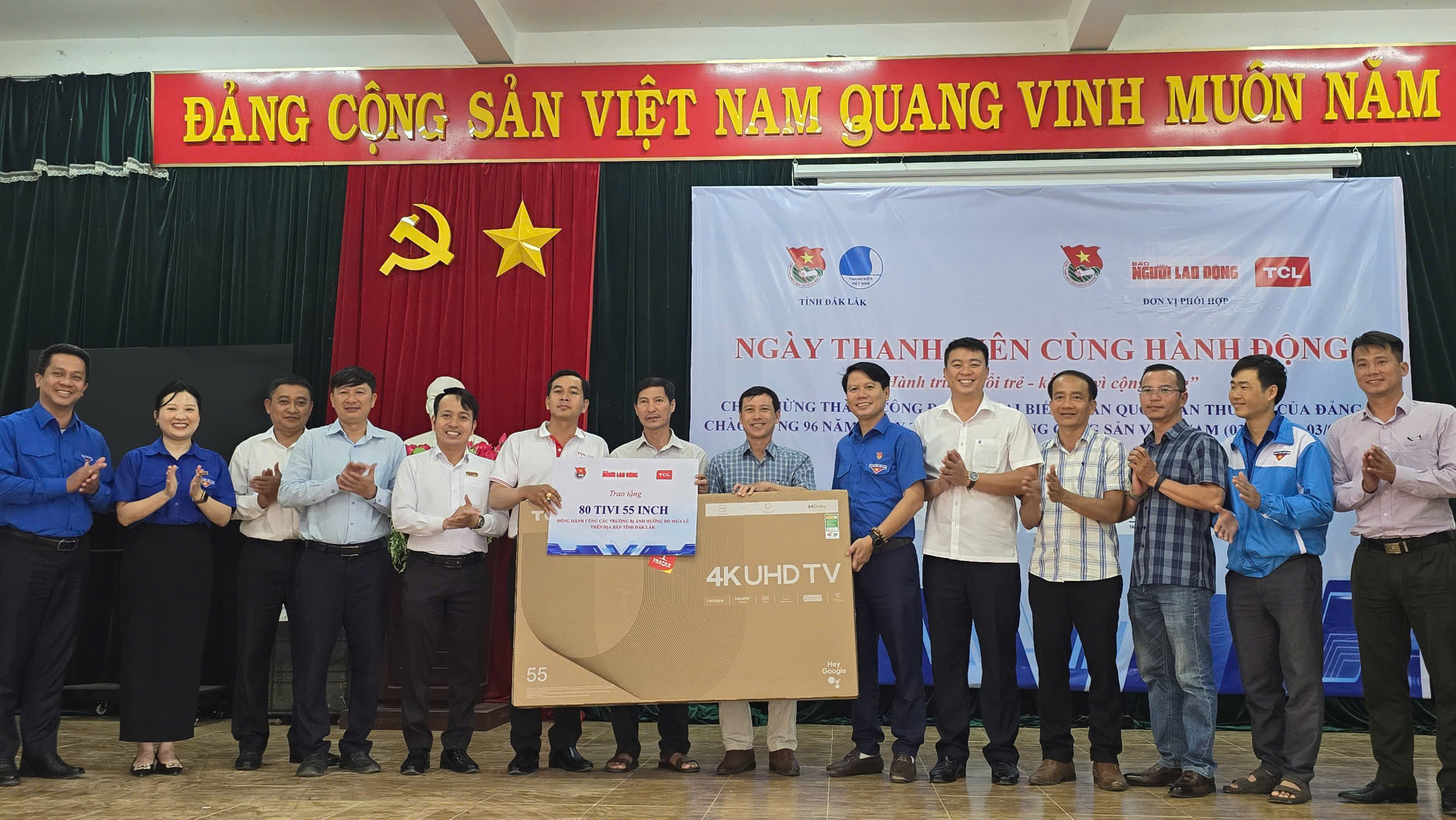 Đo&agrave;n thanh ni&ecirc;n B&aacute;o Người Lao Động hỗ trợ học sinh kh&oacute; khăn ở Đ&ocirc;ng Đắk Lắk - Ảnh 1.