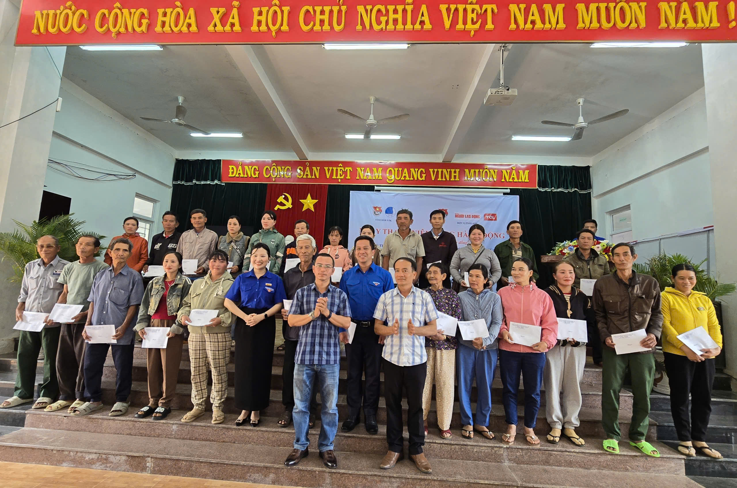 Đo&agrave;n thanh ni&ecirc;n B&aacute;o Người Lao Động hỗ trợ học sinh kh&oacute; khăn ở Đ&ocirc;ng Đắk Lắk - Ảnh 3.