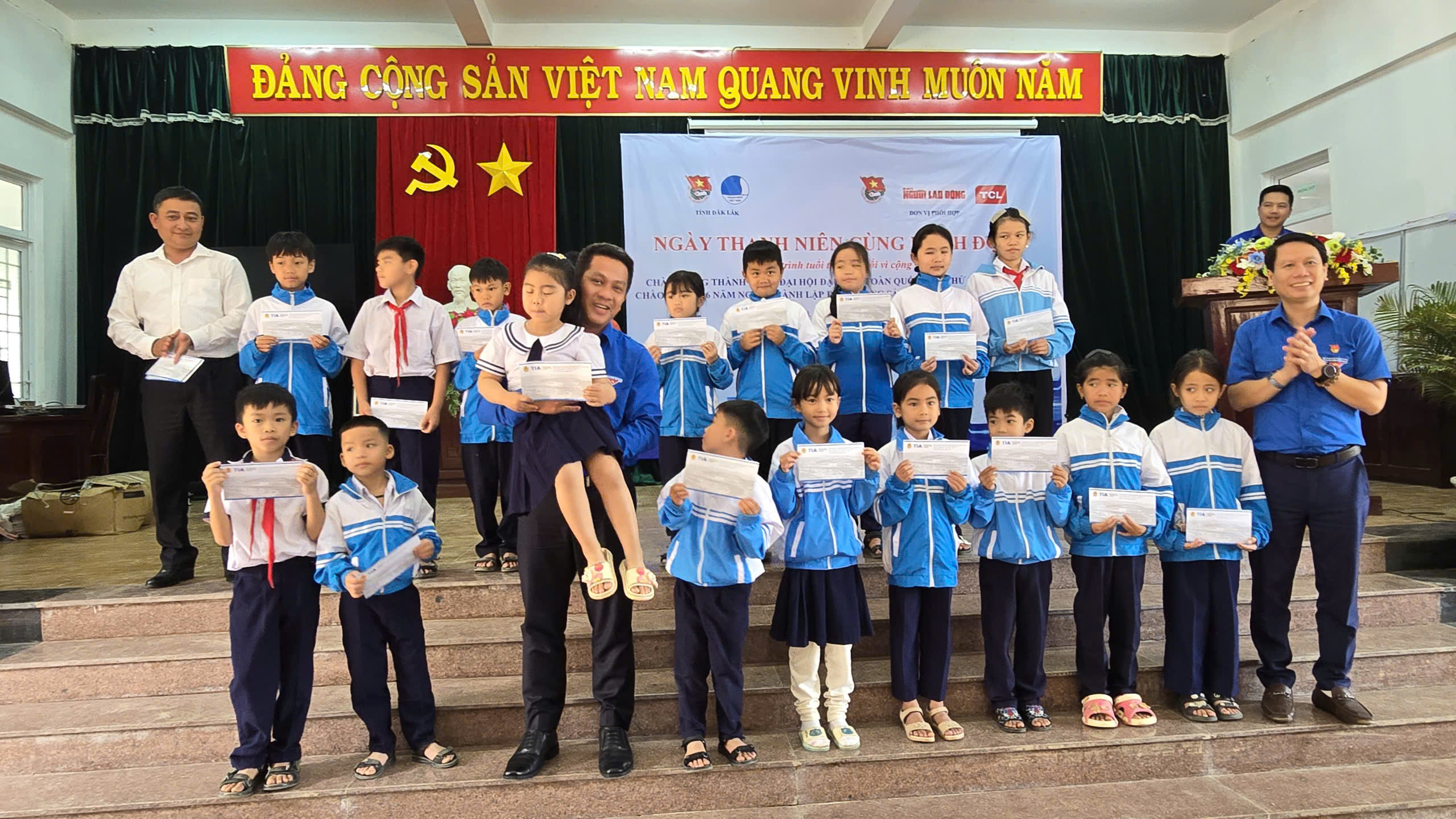 Đo&agrave;n thanh ni&ecirc;n B&aacute;o Người Lao Động hỗ trợ học sinh kh&oacute; khăn ở Đ&ocirc;ng Đắk Lắk - Ảnh 7.