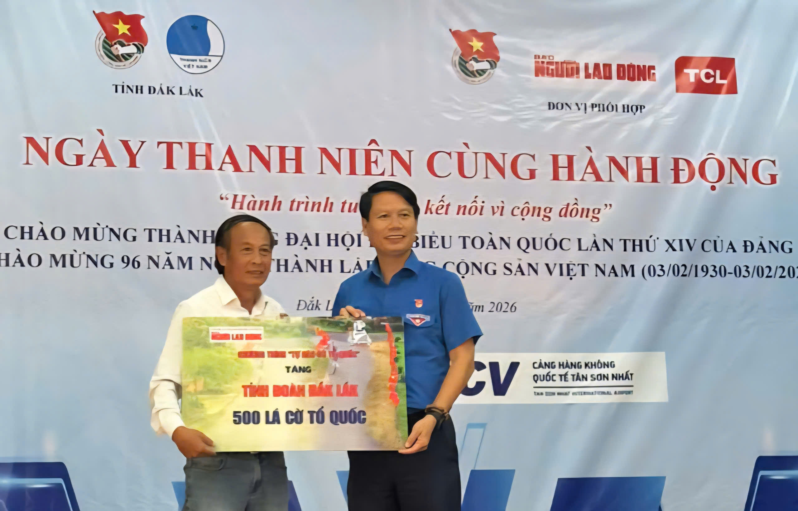 Đo&agrave;n thanh ni&ecirc;n B&aacute;o Người Lao Động hỗ trợ học sinh kh&oacute; khăn ở Đ&ocirc;ng Đắk Lắk - Ảnh 5.