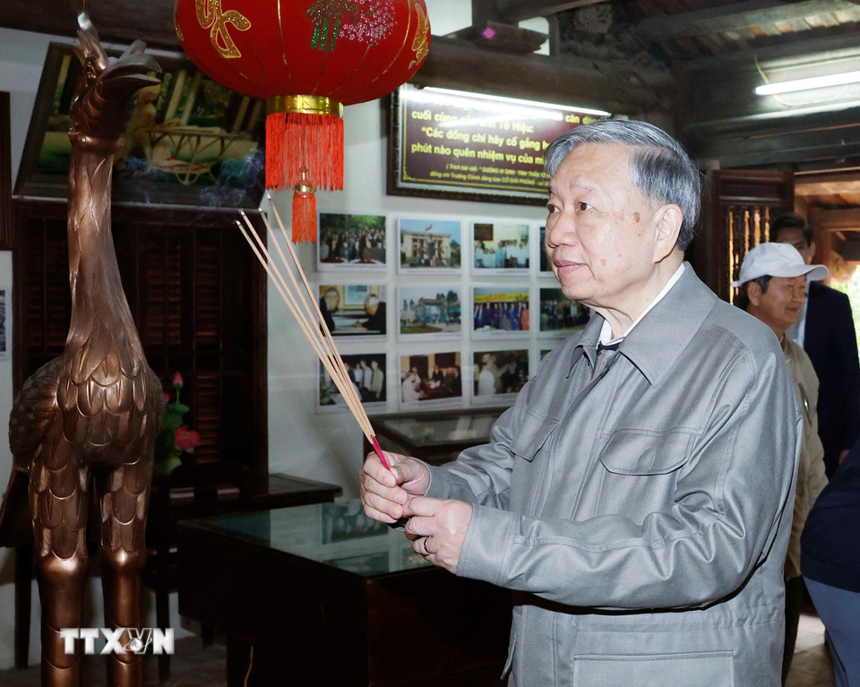 Tổng B&iacute; thư T&ocirc; L&acirc;m d&acirc;ng hương tưởng niệm c&aacute;c đồng ch&iacute; l&atilde;nh đạo tiền bối - Ảnh 1.