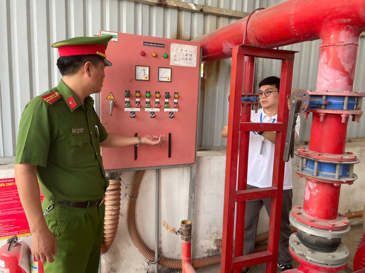Cảnh s&aacute;t PCCC ph&aacute;t cảnh b&aacute;o nguy cơ ch&aacute;y, nổ trong m&ugrave;a hanh kh&ocirc; dịp Tết Nguy&ecirc;n đ&aacute;n - Ảnh 3.