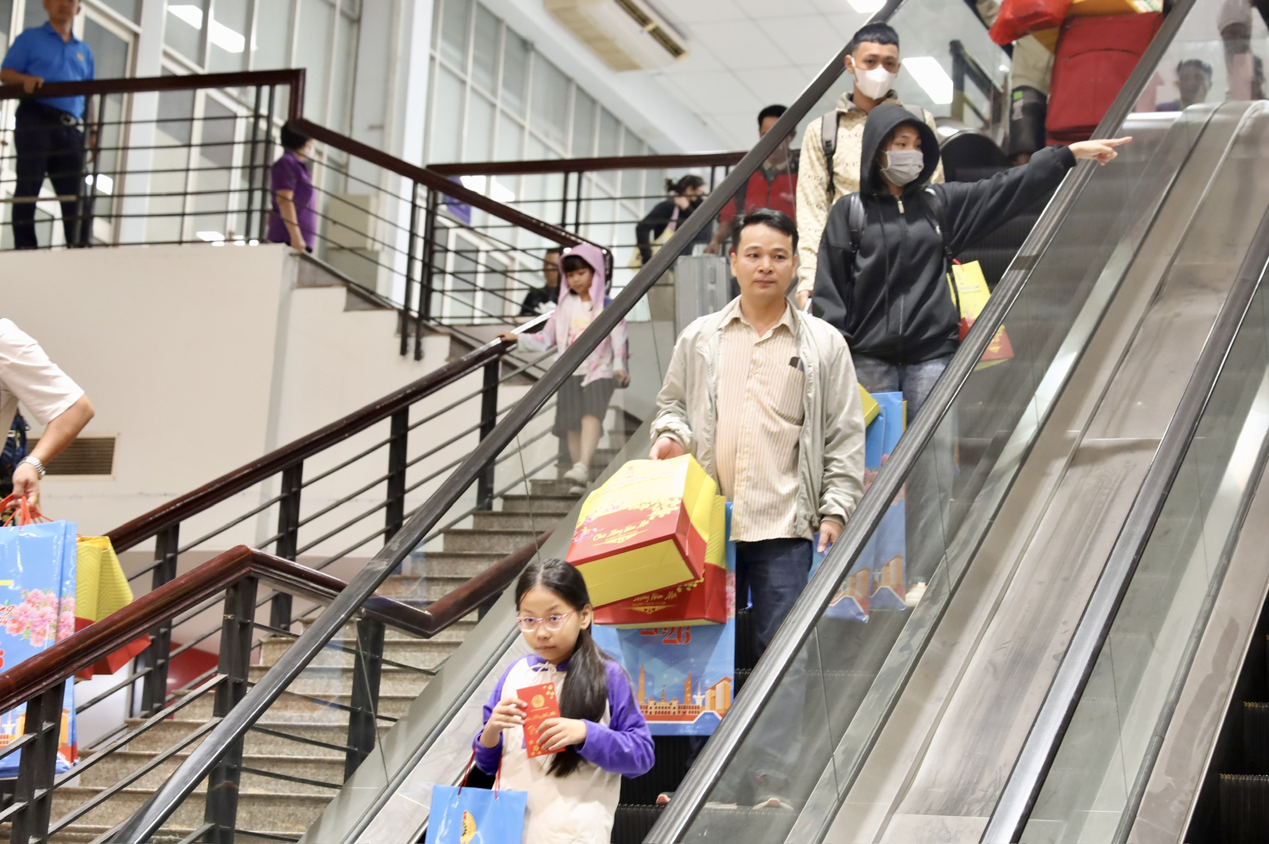 Rộn r&agrave;ng chuyến t&agrave;u nghĩa t&igrave;nh đưa c&ocirc;ng nh&acirc;n - lao động về qu&ecirc; đ&oacute;n Tết - Ảnh 9.