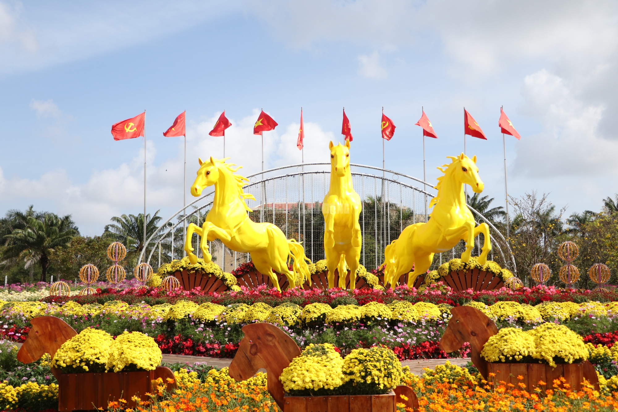 H&igrave;nh tượng Th&aacute;nh Gi&oacute;ng v&agrave; ngựa v&agrave;ng đẹp mắt tại Quảng trường 24 / 3 Đ&agrave; Nẵng - Ảnh 1.