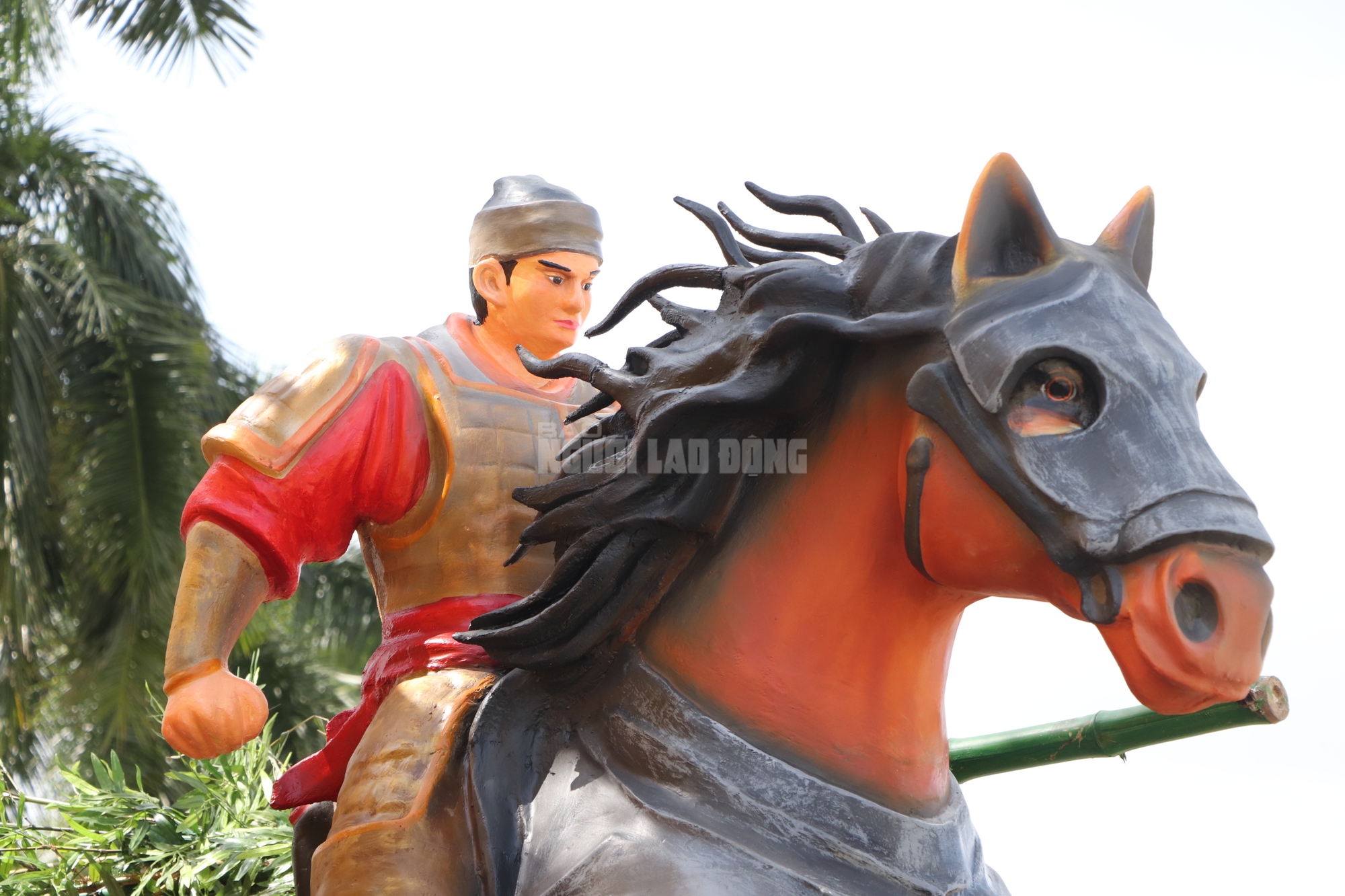 H&igrave;nh tượng Th&aacute;nh Gi&oacute;ng v&agrave; ngựa v&agrave;ng đẹp mắt tại Quảng trường 24 / 3 Đ&agrave; Nẵng - Ảnh 11.