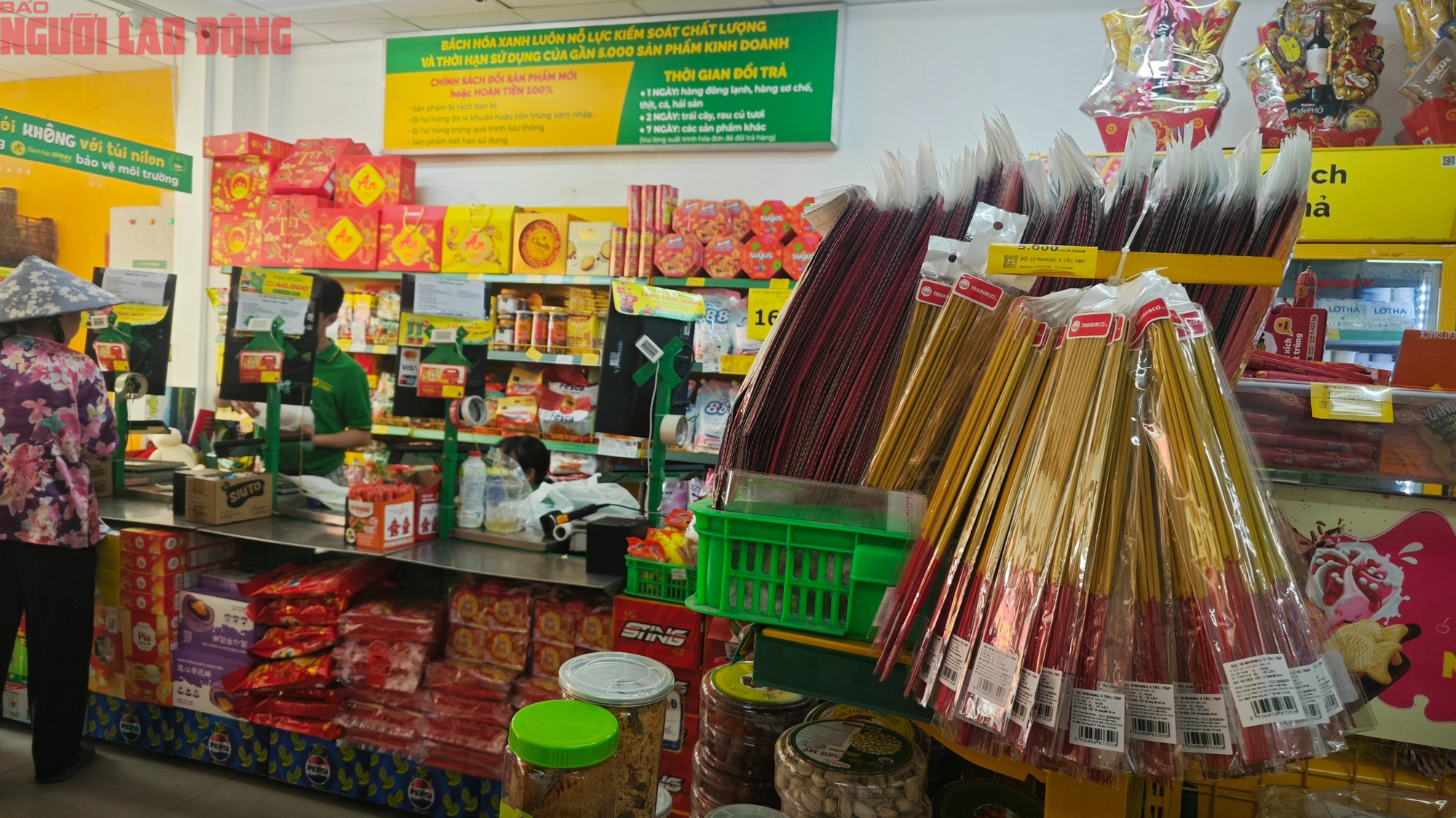 Chợ Tết 23 tháng Chạp: Cá chép nhỏ và trái cây đổ bộ Thị trường cúng ông Táo - Ảnh 8.
