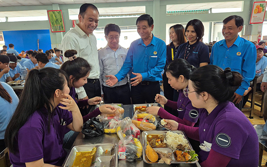 Những bữa cơm nghĩa tình