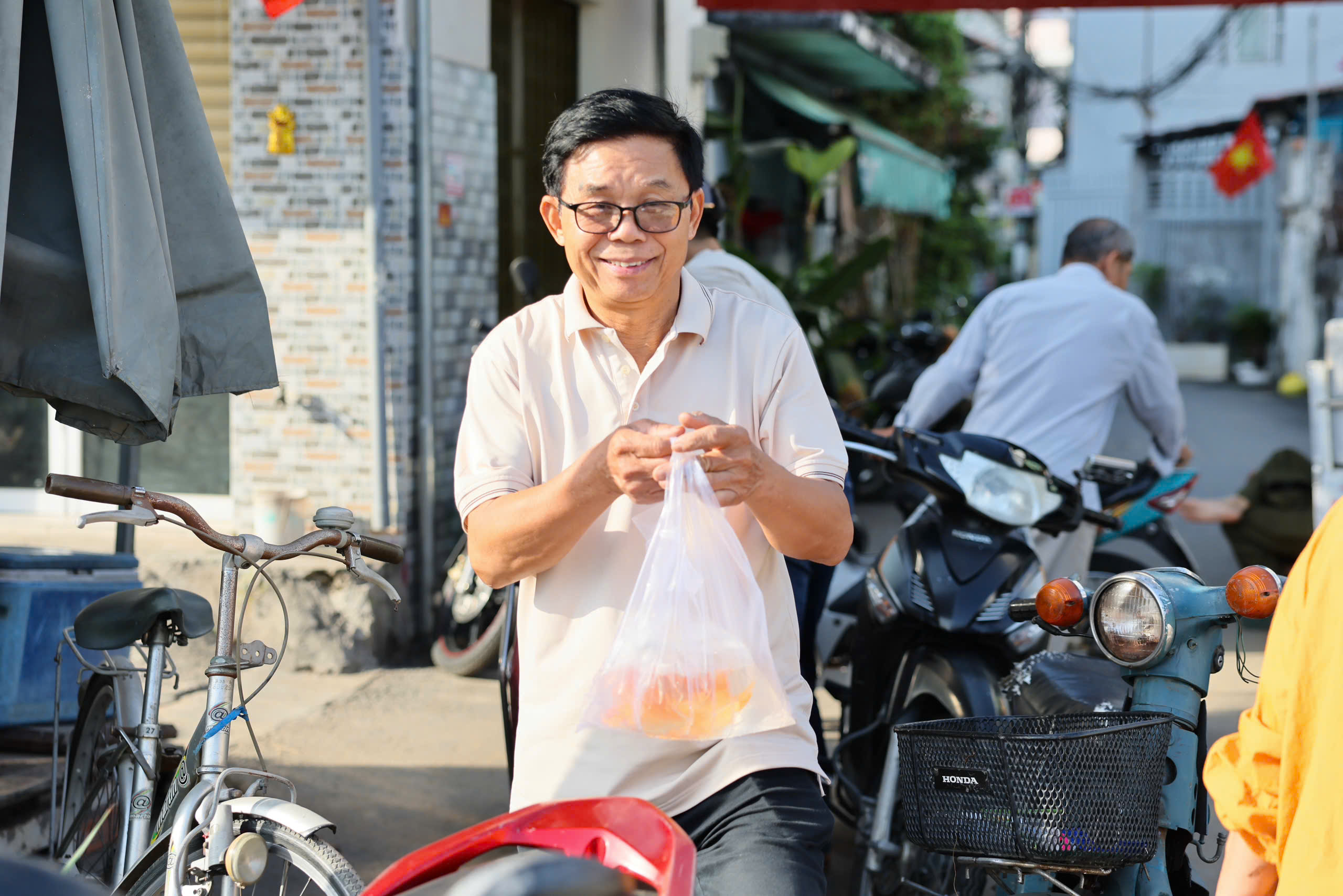 Người d&acirc;n TP HCM đi thả c&aacute; ch&eacute;p từ s&aacute;ng sớm - Ảnh 1.