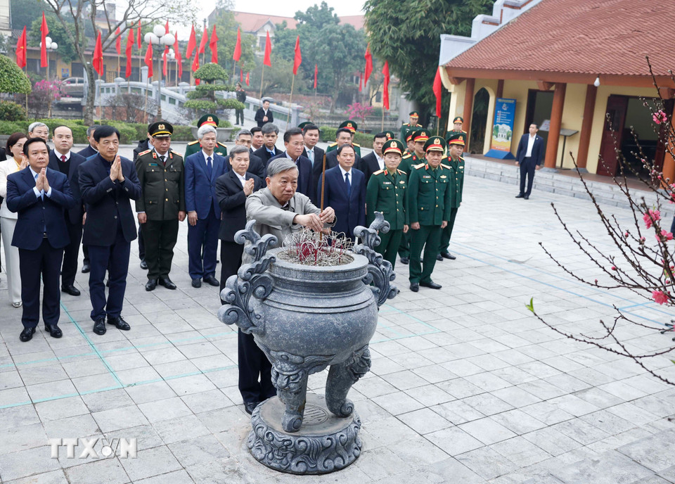 Tổng B&iacute; thư T&ocirc; L&acirc;m d&acirc;ng hương tưởng niệm c&aacute;c đồng ch&iacute; l&atilde;nh đạo tiền bối - Ảnh 2.