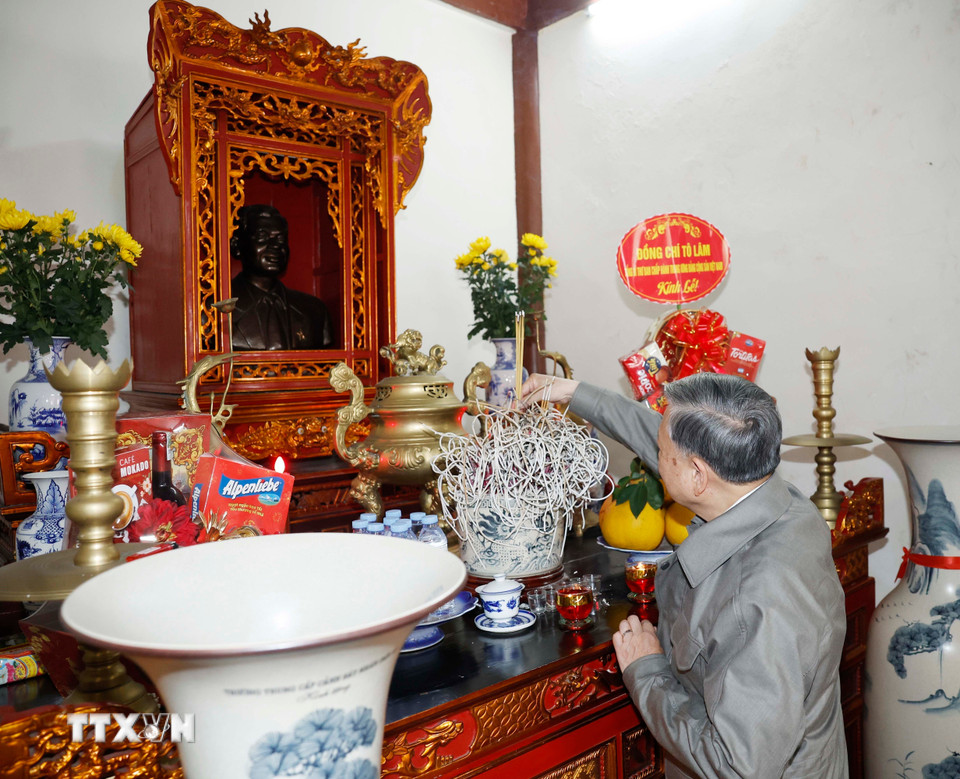 Tổng B&iacute; thư T&ocirc; L&acirc;m d&acirc;ng hương tưởng niệm c&aacute;c đồng ch&iacute; l&atilde;nh đạo tiền bối - Ảnh 3.