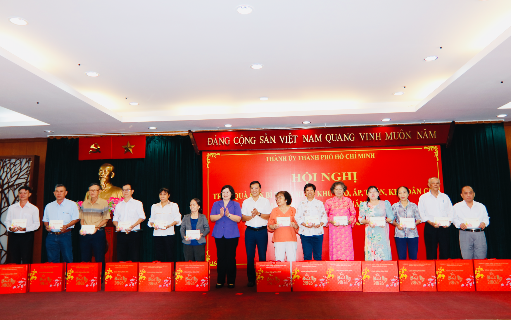 TPHCM dành hơn 1 tỉ đồng tặng quà Tết cho bí thư chi bộ cơ sở - Ảnh 4.