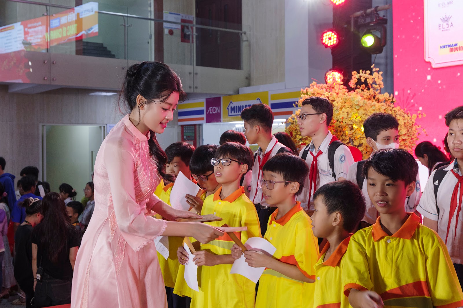 Trao hơn 1,3 tỉ đồng cho người nghèo ăn Tết - Ảnh 12.