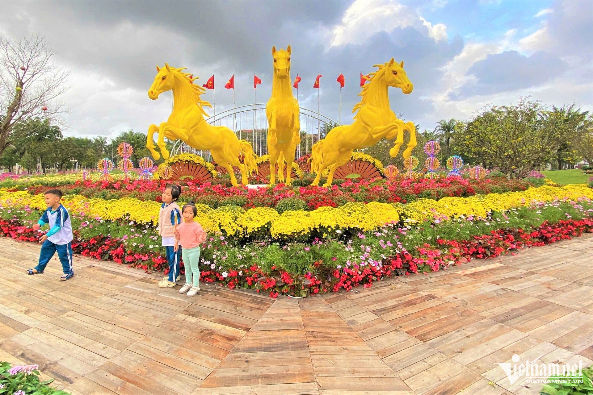 Linh vật ngựa Tết B&iacute;nh Ngọ 2026 g&acirc;y sốt với phong c&aacute;ch độc đ&aacute;o v&agrave; s&aacute;ng tạo - Ảnh 4.
