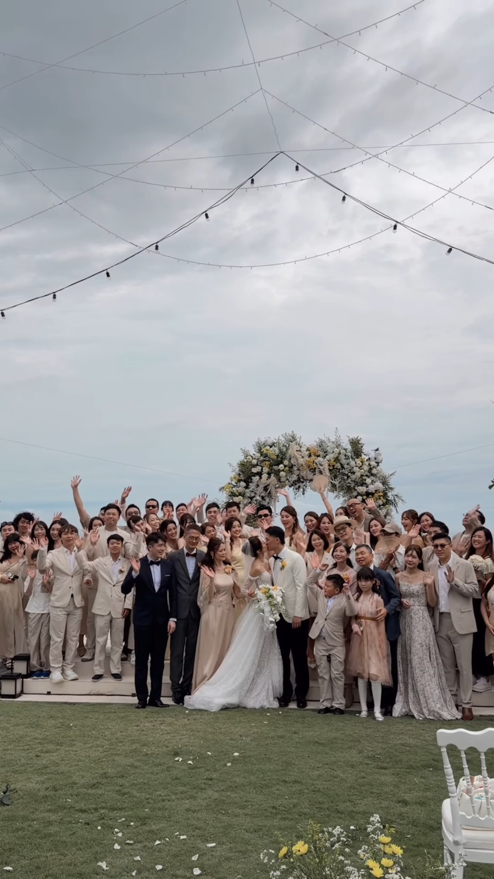 "Nữ thần ch&acirc;n d&agrave;i" b&iacute; mật cưới người t&igrave;nh l&acirc;u năm - Ảnh 9.