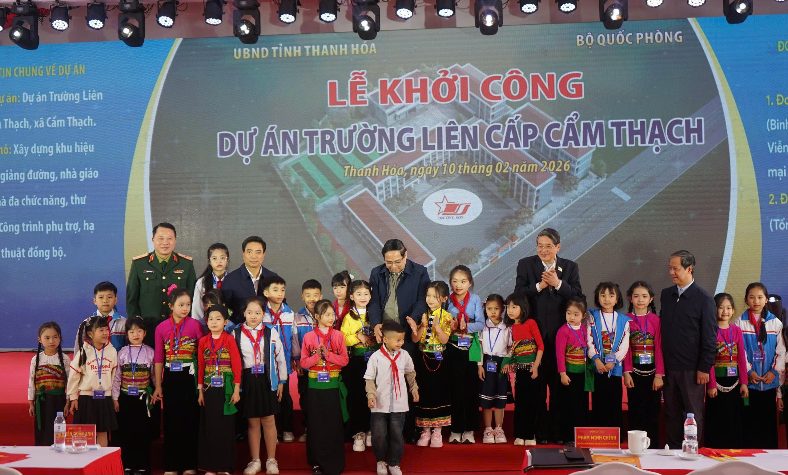 Thủ tướng dự lễ khởi công trường liên cấp, tặng quà công nhân ở Thanh Hóa - Ảnh 4.