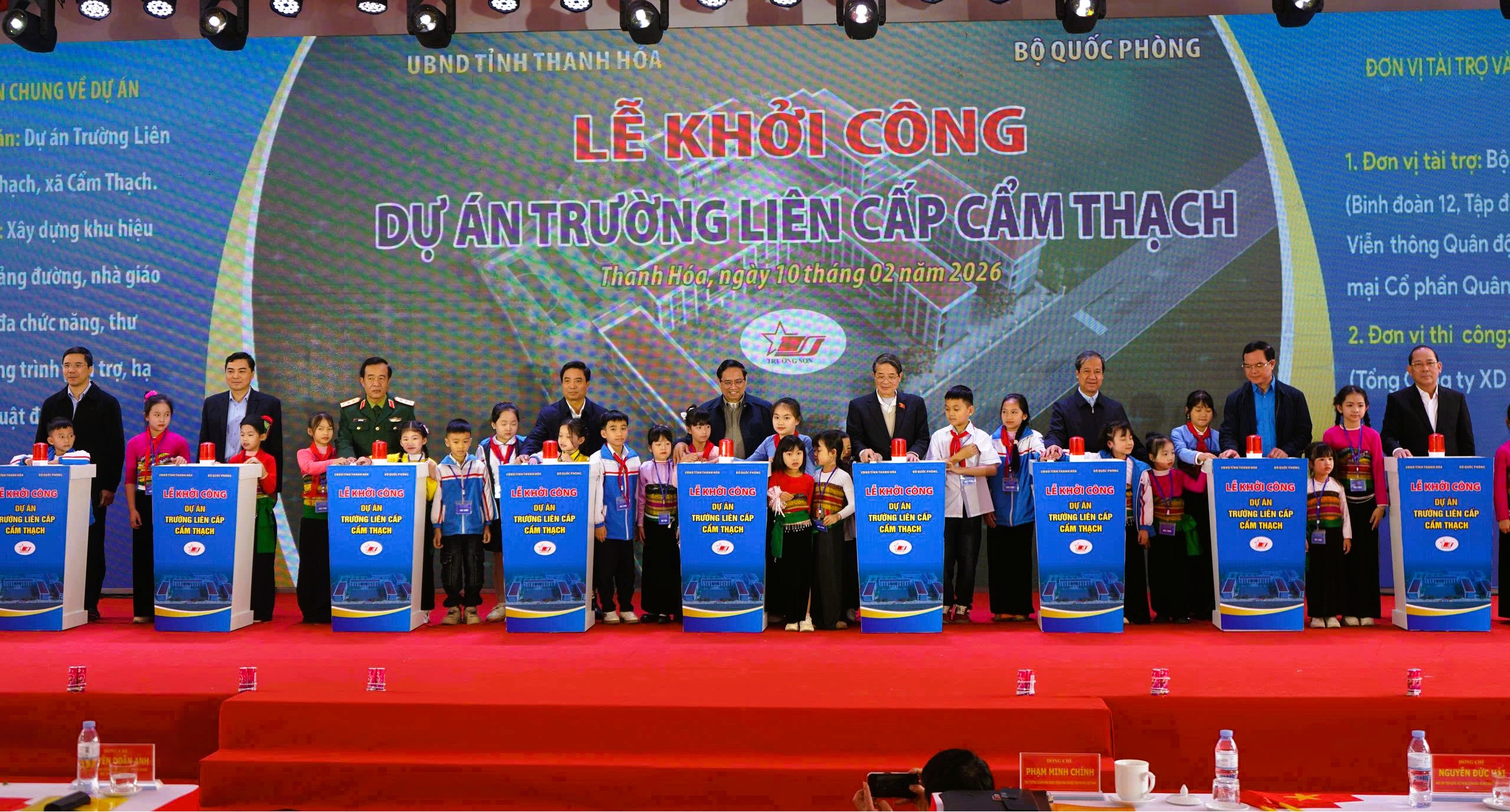 Thủ tướng dự lễ khởi công trường liên cấp, tặng quà công nhân ở Thanh Hóa - Ảnh 6.