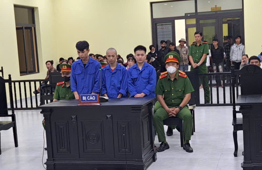 Nam thanh ni&ecirc;n ở C&agrave; Mau bị ch&eacute;m khi nghe điện thoại - Ảnh 1.