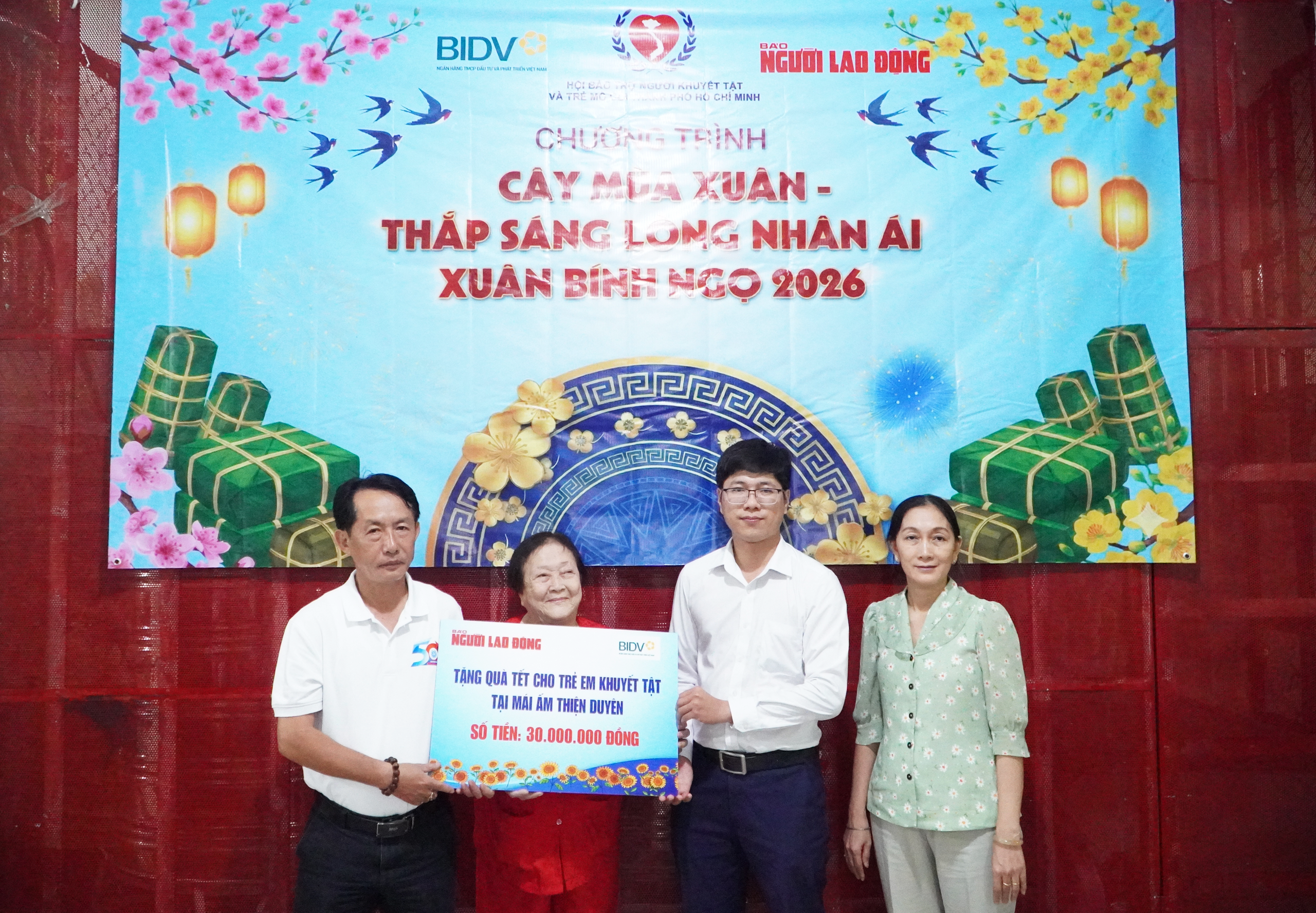 Tết n&agrave;y c&aacute;c ch&aacute;u được ăn ngon, mặc đẹp rồi! - Ảnh 1.