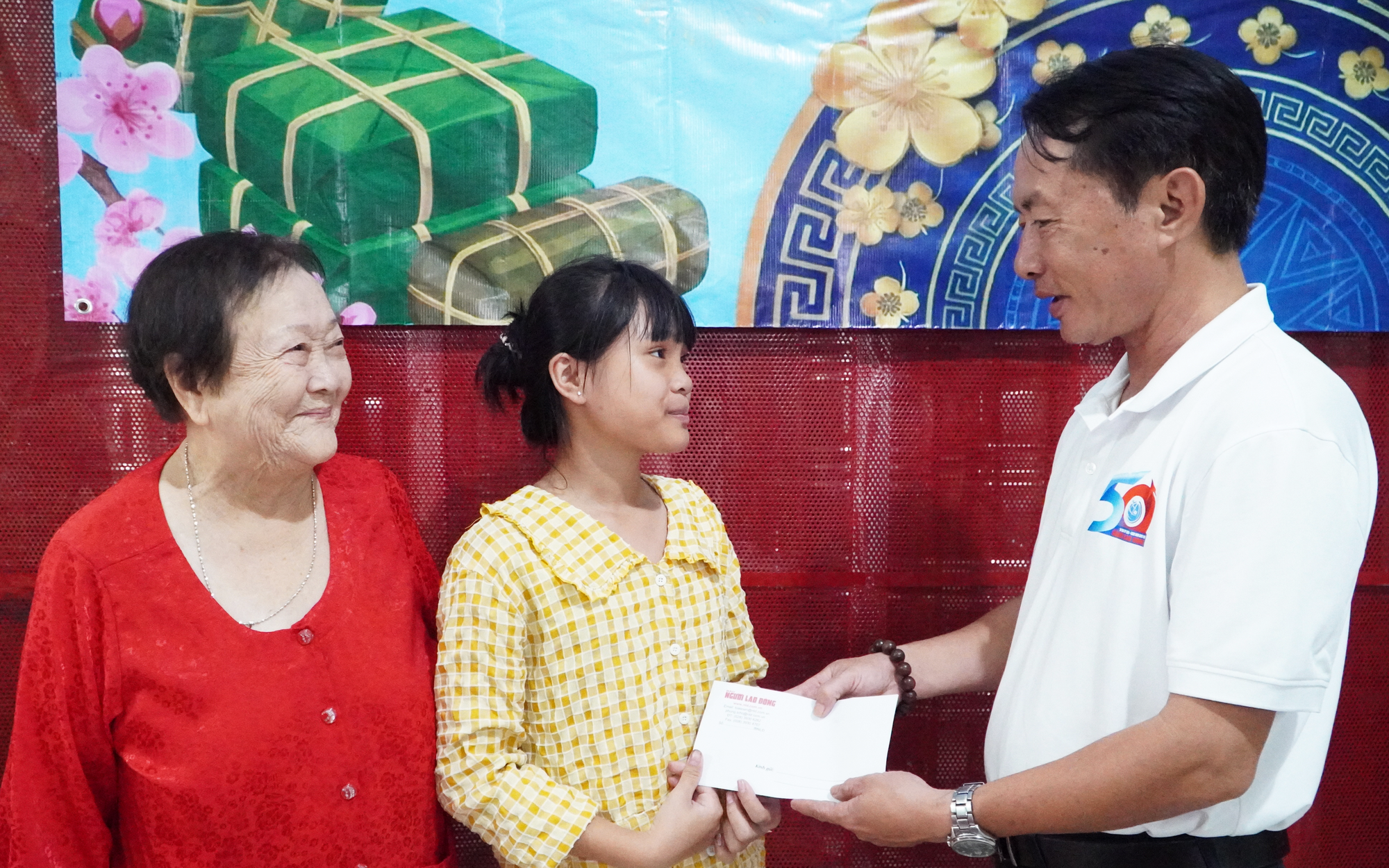 Tết này các cháu được ăn ngon, mặc đẹp rồi!
