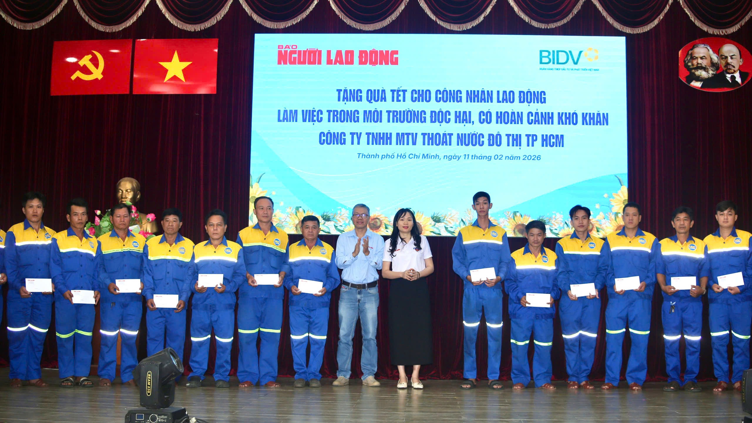 Báo Người Lao Động trao quà Tết cho Công nhân thoát nước TPHCM - Ảnh 7.