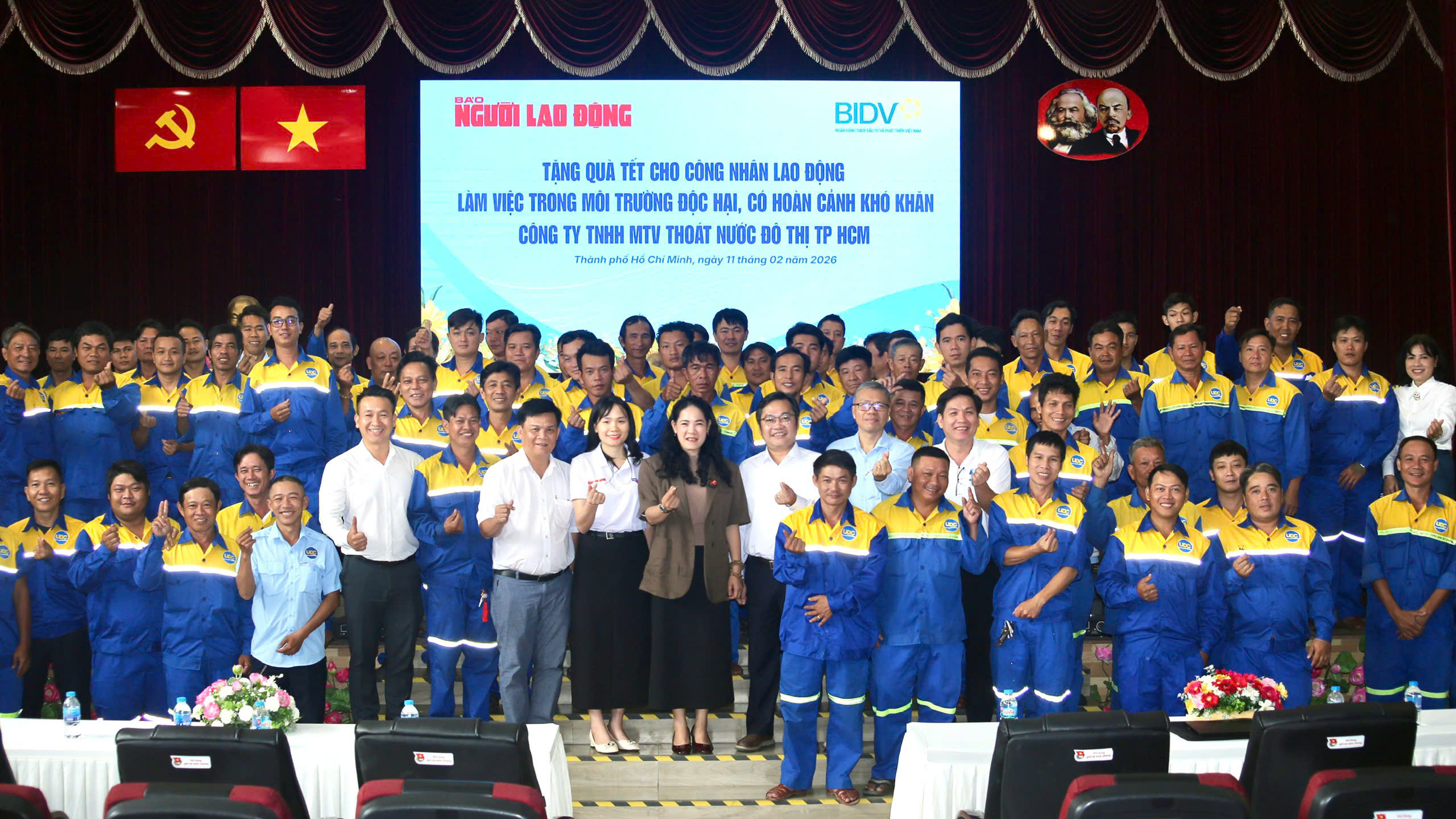 Báo Người Lao Động trao quà Tết cho Công nhân thoát nước TPHCM - Ảnh 9.