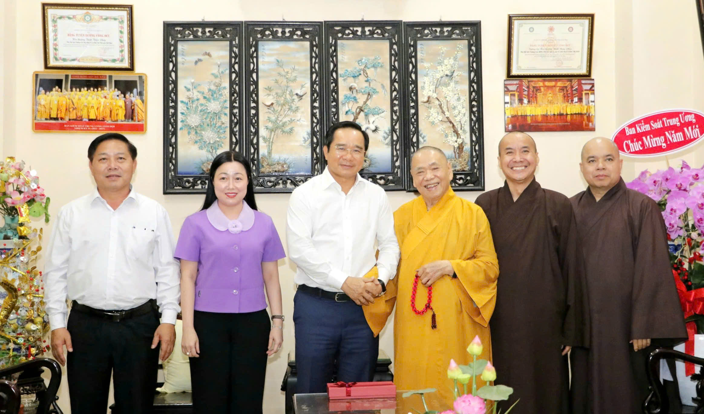Chủ tịch UBND TPHCM thăm, ch&uacute;c Tết t&ocirc;n gi&aacute;o - Ảnh 2.