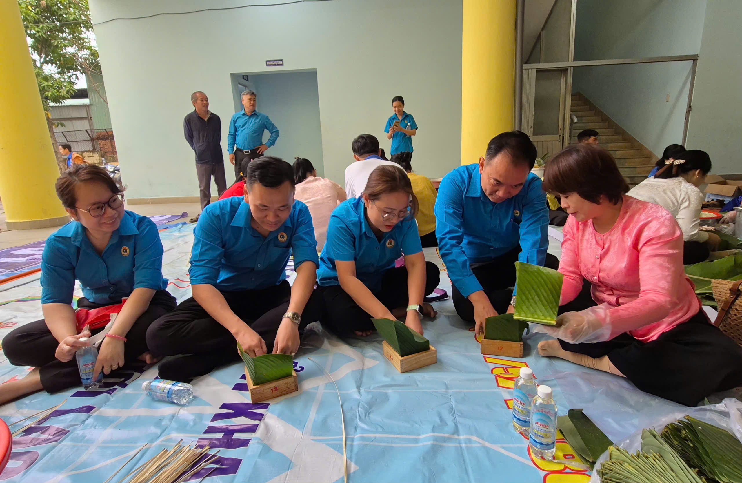 Rộn ràng Hội thi gói- nấu bánh chưng, bánh tét dành tặng người lao động đón Tết xa quê - Ảnh 1.