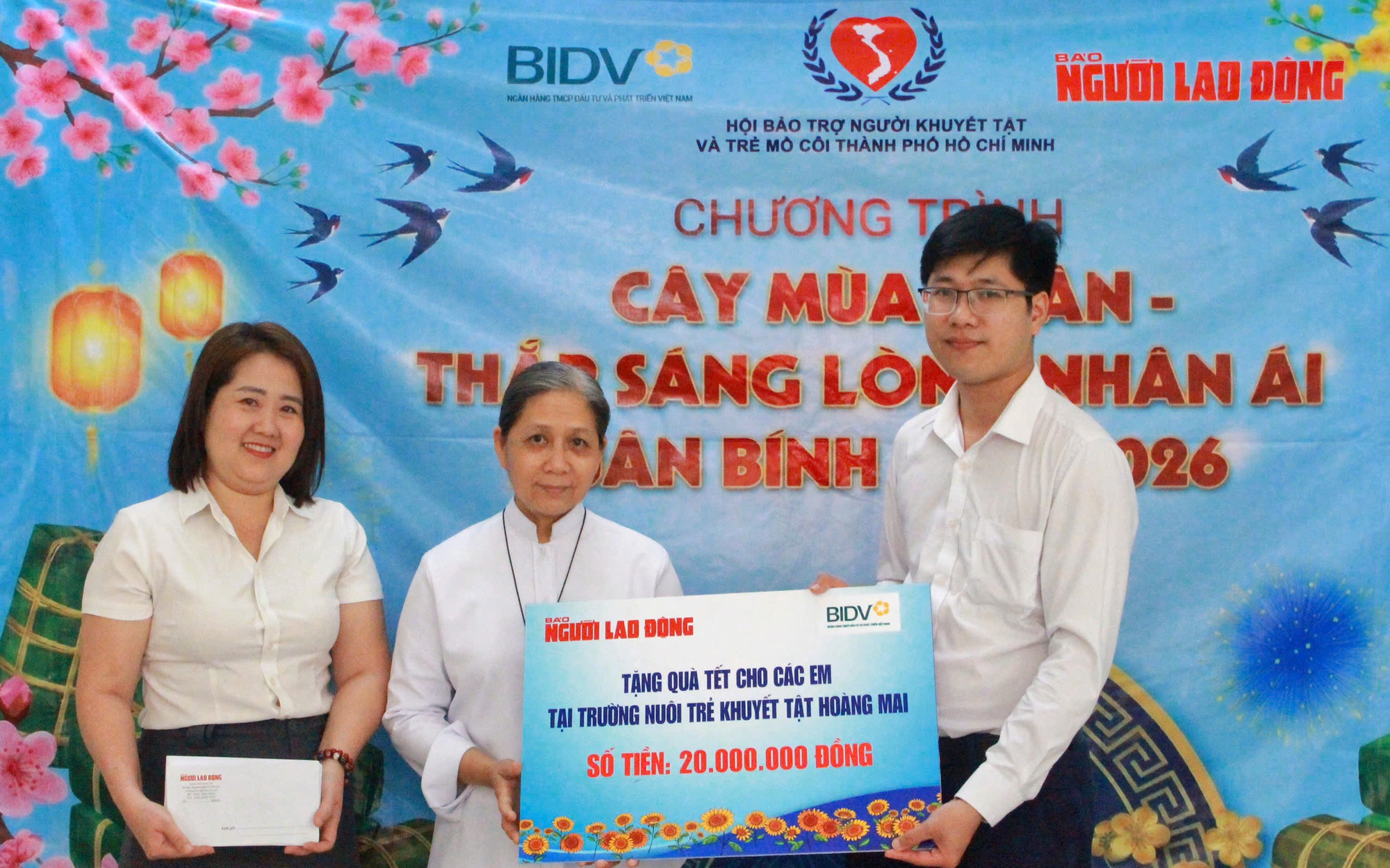 Báo Người Lao Động trao quà Tết đến Trường nuôi trẻ khuyết tật Hoàng Mai