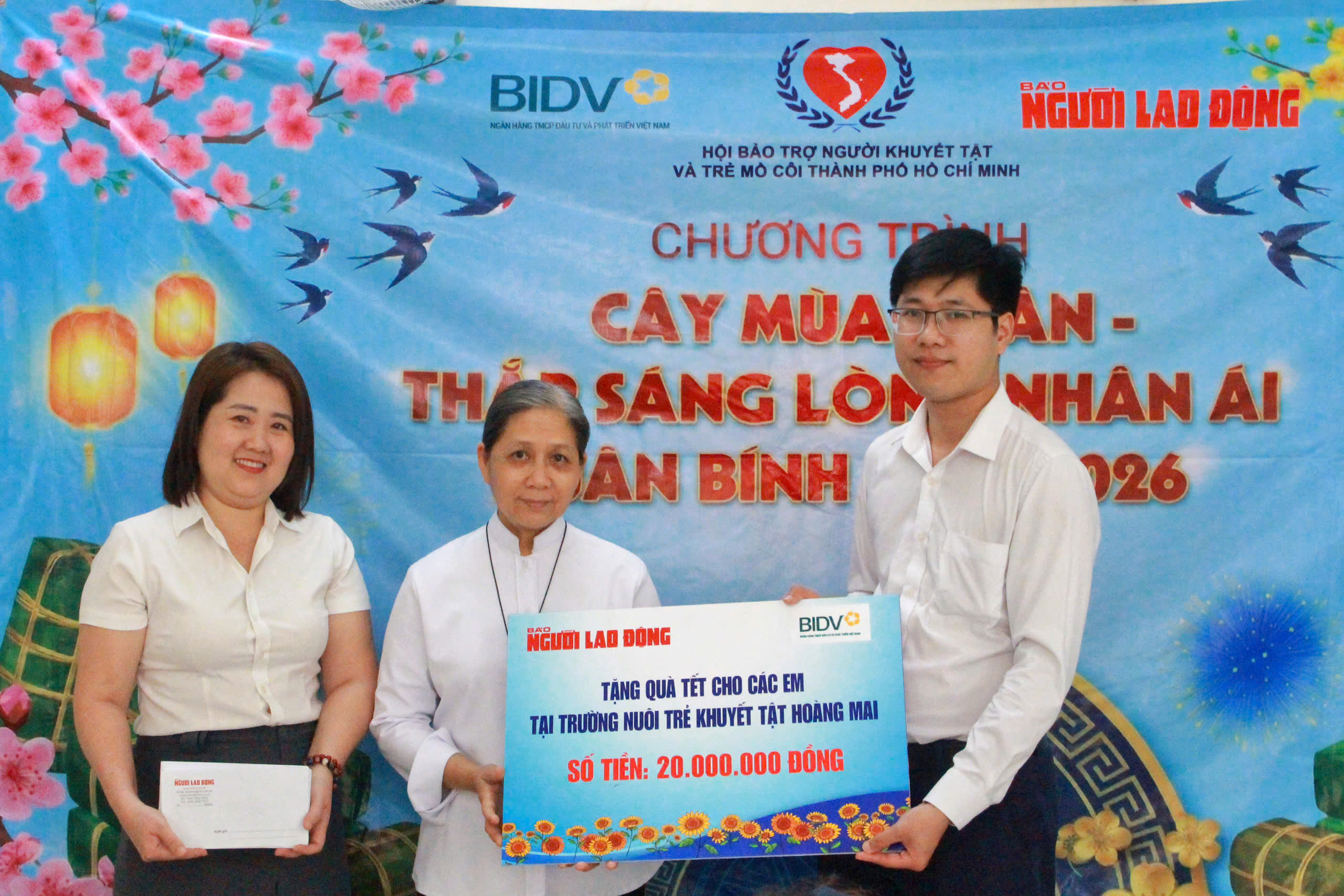 B&aacute;o Người Lao Động trao qu&agrave; Tết đến Trường nu&ocirc;i trẻ khuyết tật Ho&agrave;ng Mai - Ảnh 1.