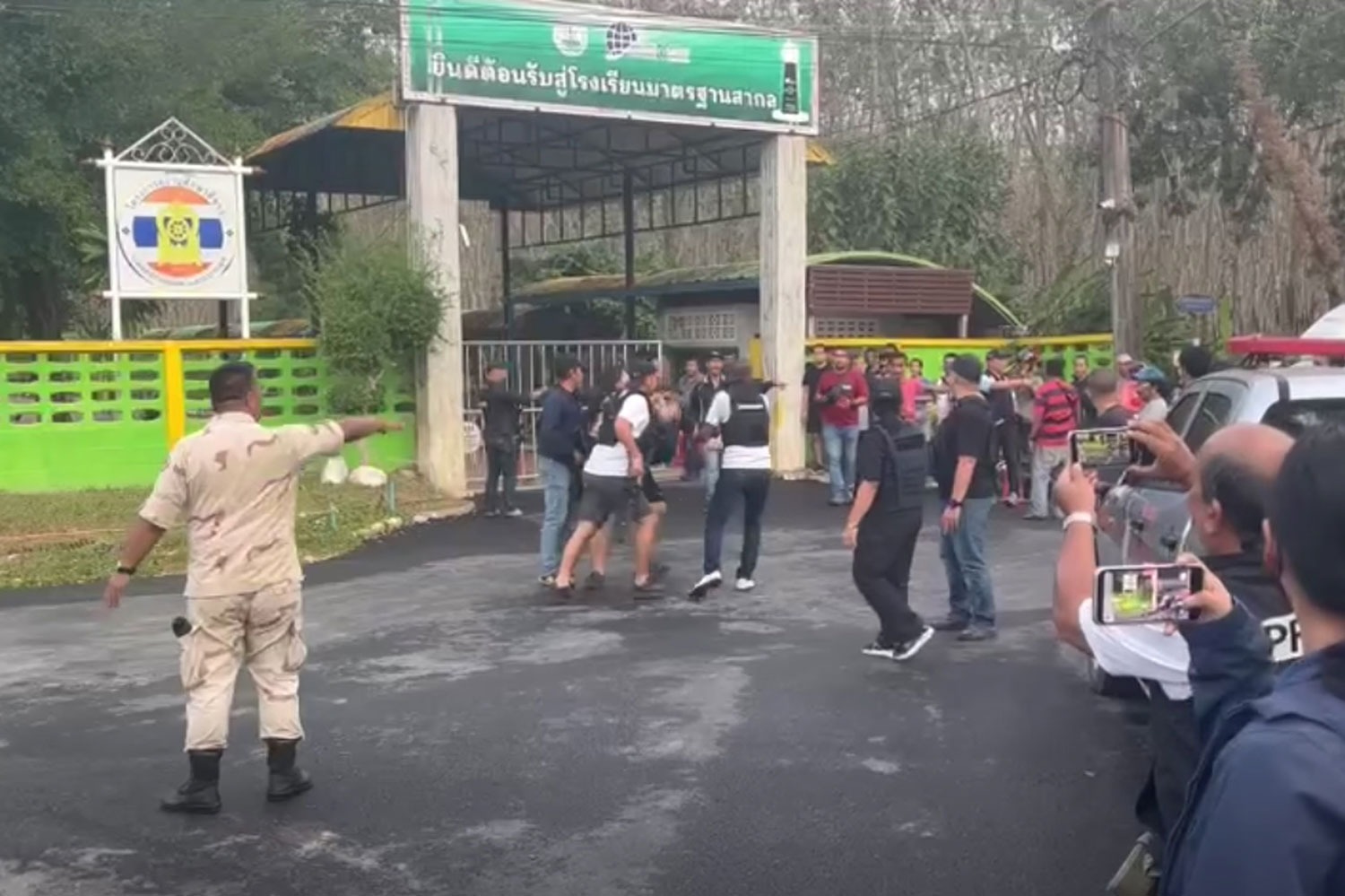 Th&aacute;i Lan: Cảnh s&aacute;t bắn hạ thanh ni&ecirc;n x&ocirc;ng v&agrave;o trường học nổ s&uacute;ng, s&aacute;t hại hiệu trưởng - Ảnh 2.