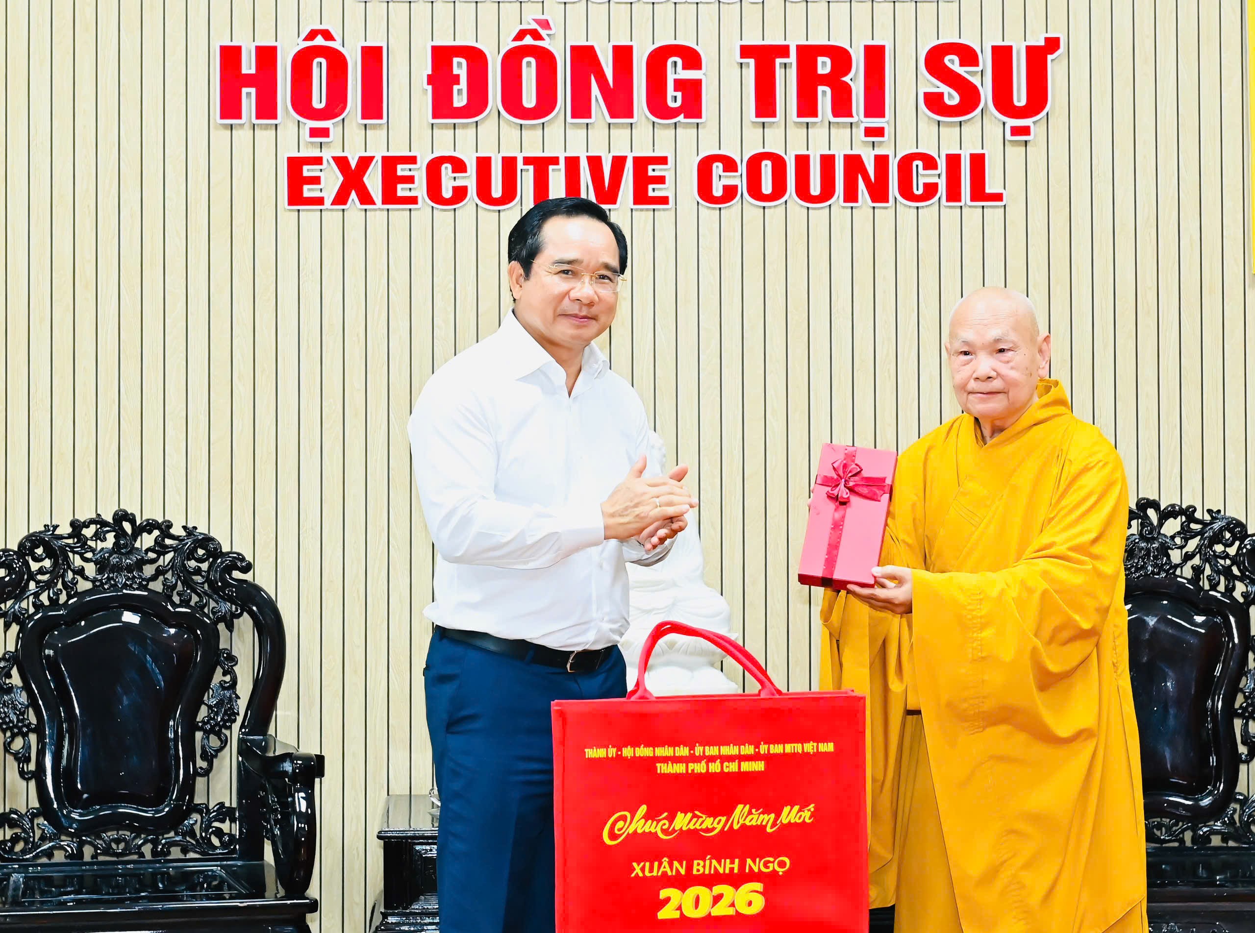 Chủ tịch UBND TPHCM thăm, ch&uacute;c Tết t&ocirc;n gi&aacute;o - Ảnh 1.