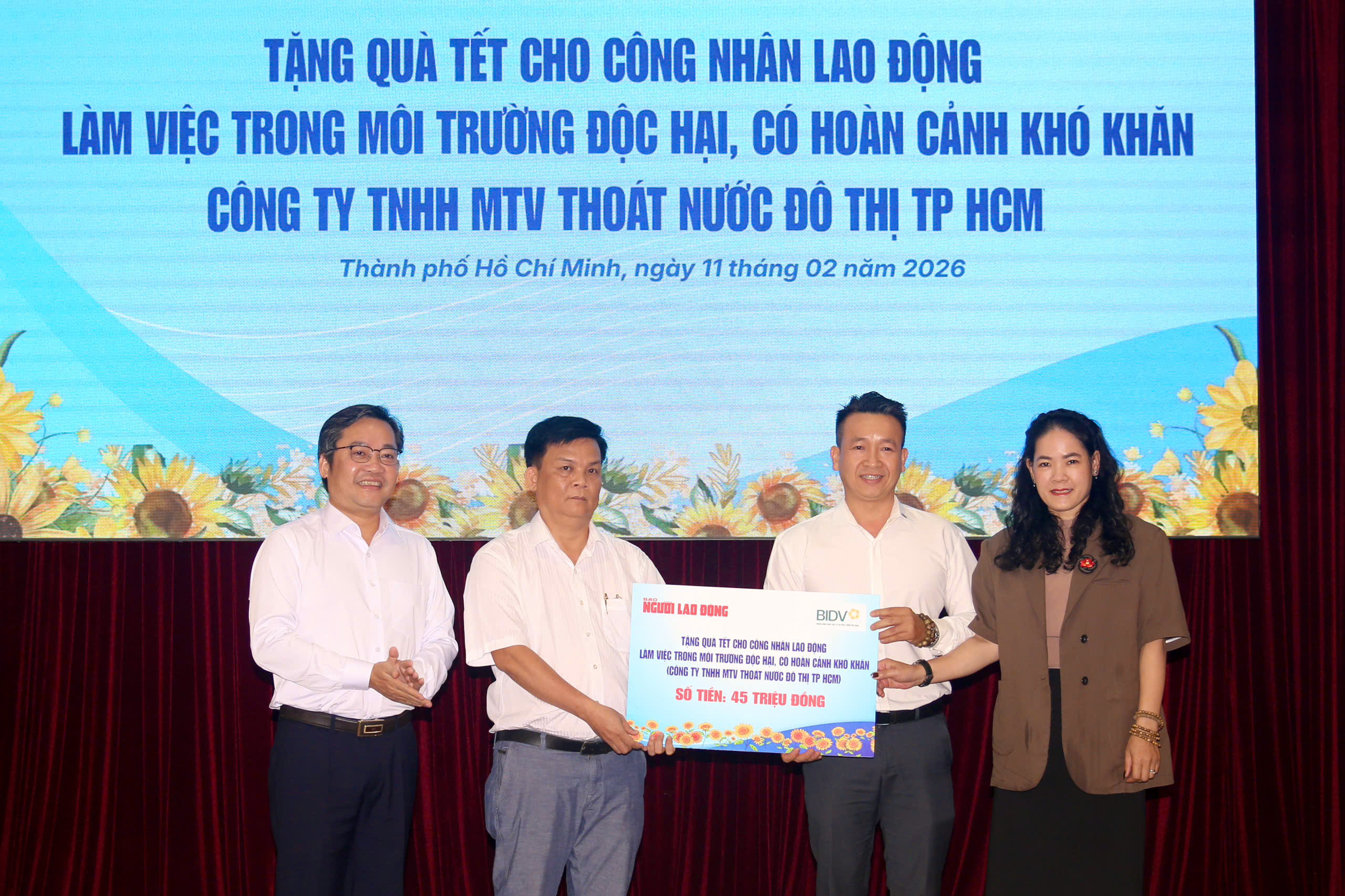 Báo Người Lao Động trao quà Tết cho Công nhân thoát nước TPHCM - Ảnh 1.